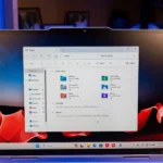 Giao diện File Explorer trên laptop Windows với thanh điều hướng và các thư mục được sắp xếp gọn gàng.
