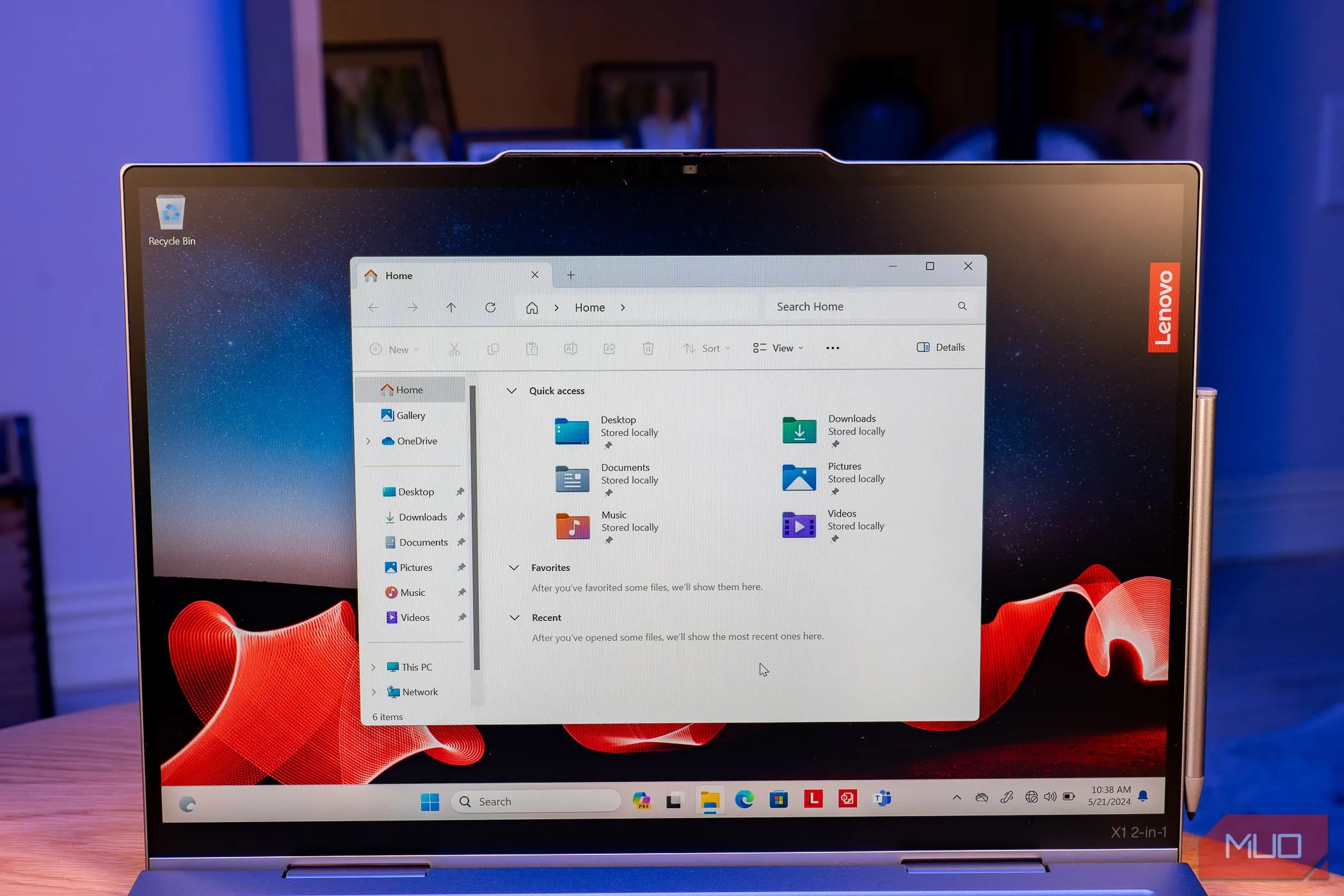 Giao diện File Explorer trên laptop Windows với thanh điều hướng và các thư mục được sắp xếp gọn gàng.
