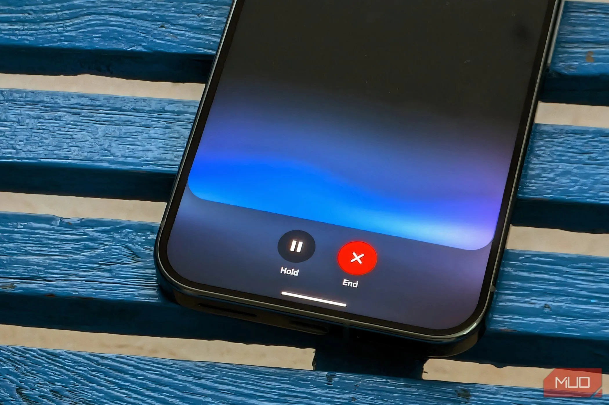 Giao diện Gemini Live trên điện thoại, biến iPhone cũ thành AI chatbot chuyên dụng
