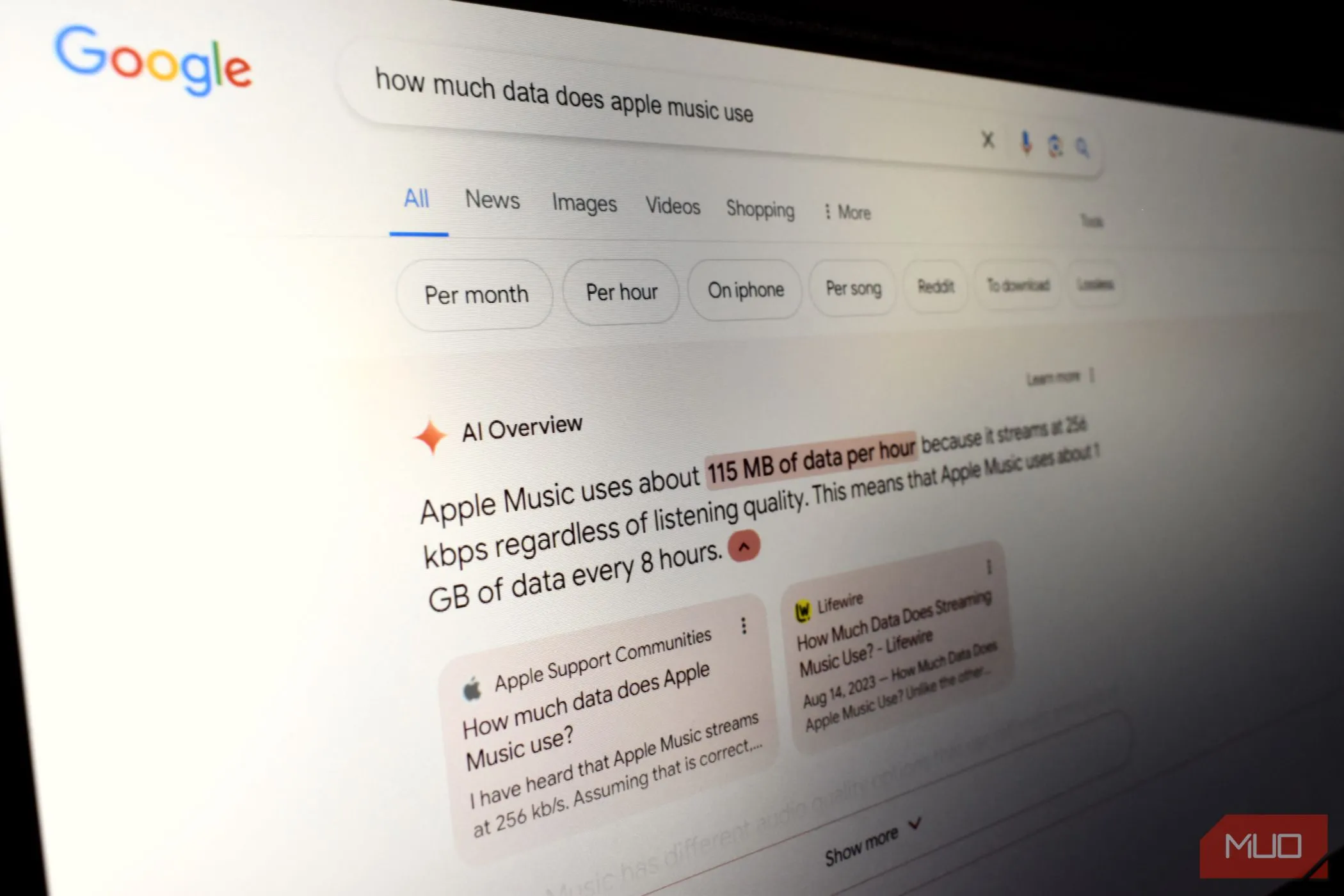 Giao diện Google AI Overview hiển thị trên màn hình laptop khi người dùng tìm kiếm thông tin.