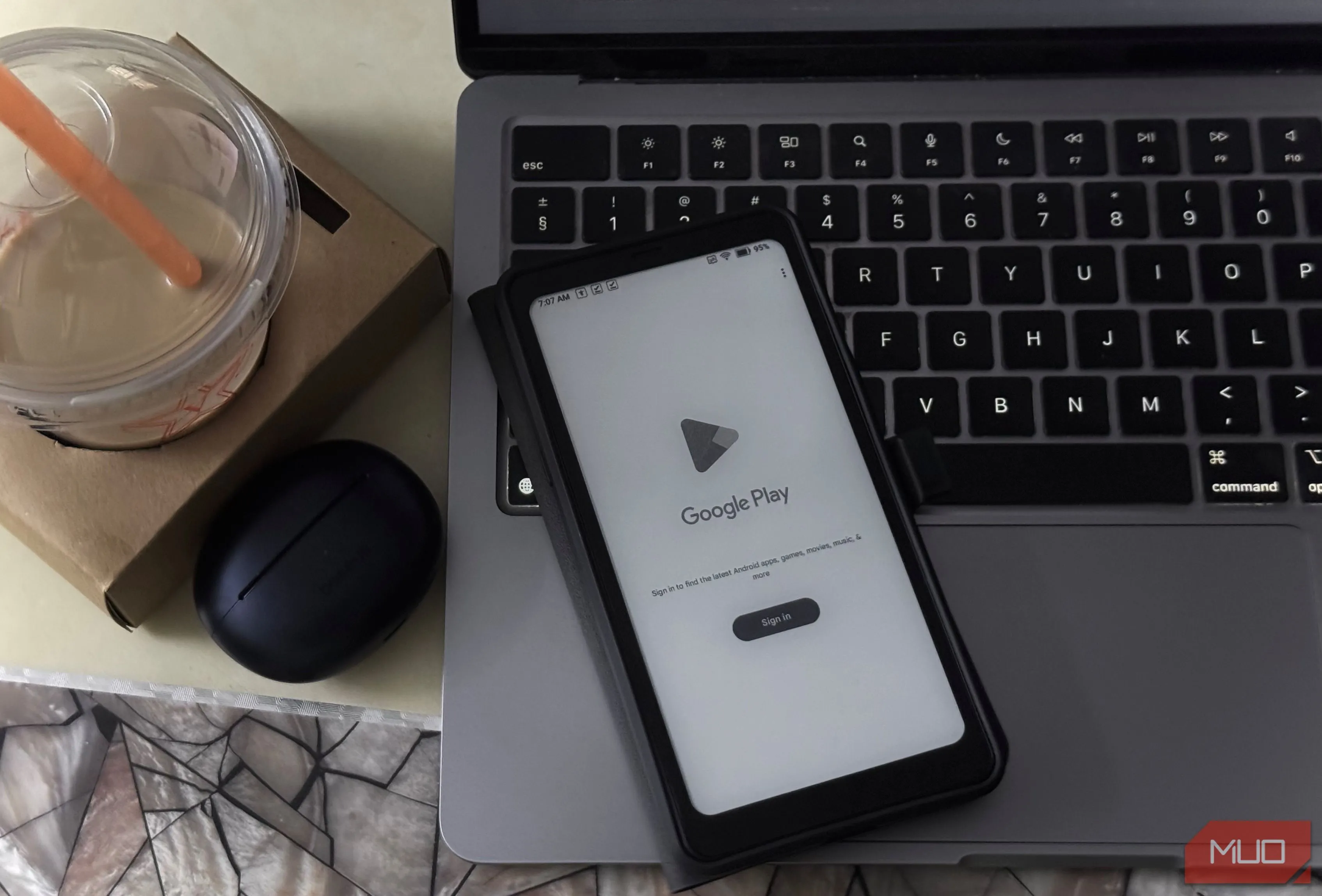 Giao diện Google Play Store đang mở trên máy đọc sách Boox Palma 2, cho phép cài đặt ứng dụng Android