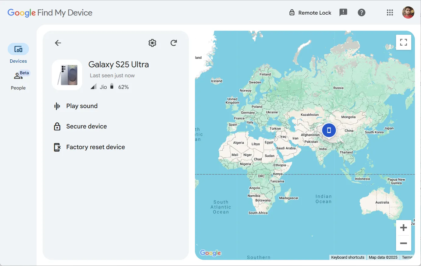 Giao diện Google Tìm thiết bị của tôi (Find My Device) trên trình duyệt web, hiển thị vị trí điện thoại và các tùy chọn.