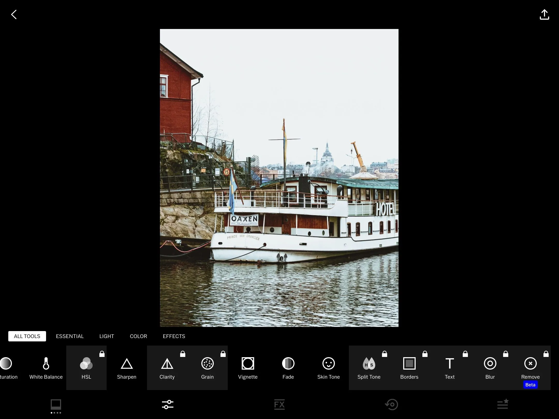 Giao diện hiển thị danh sách các tính năng chỉnh sửa của ứng dụng VSCO trên iPad