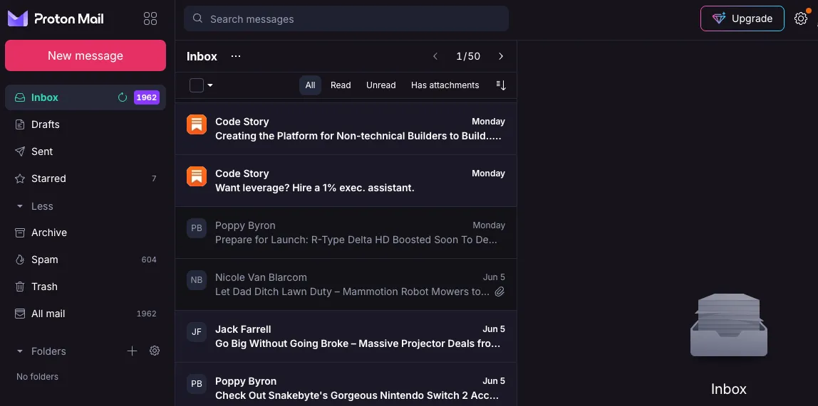 Giao diện hộp thư Proton Mail trên nền web, minh họa việc thiếu các tab phân loại email tự động như Primary, Social, Promotions.
