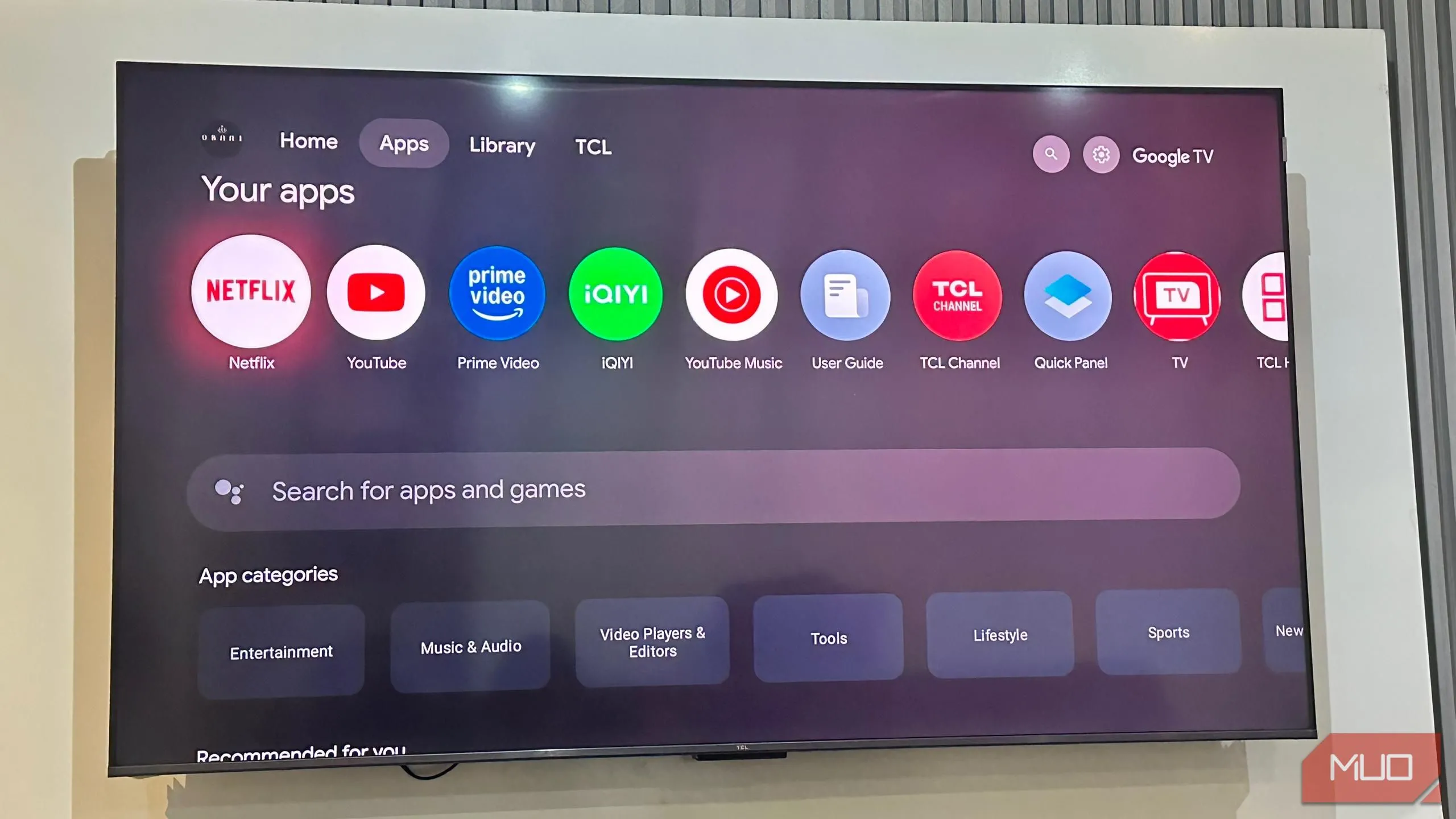 Giao diện kho ứng dụng trên Smart TV, cho thấy các biểu tượng ứng dụng không quen thuộc