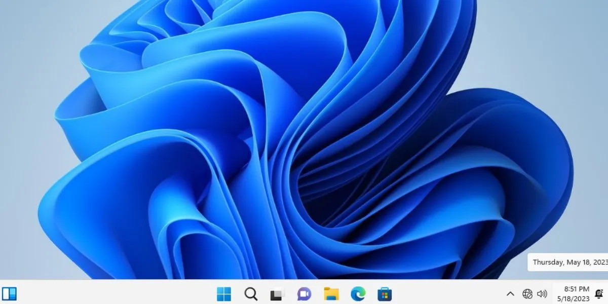 Giao diện màn hình chính Windows 11 đã được cài đặt thành công trên hệ thống không hỗ trợ