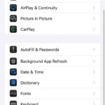 Giao diện mục Cài đặt chung trong ứng dụng Cài đặt của iPhone, hiển thị tùy chọn Từ điển.