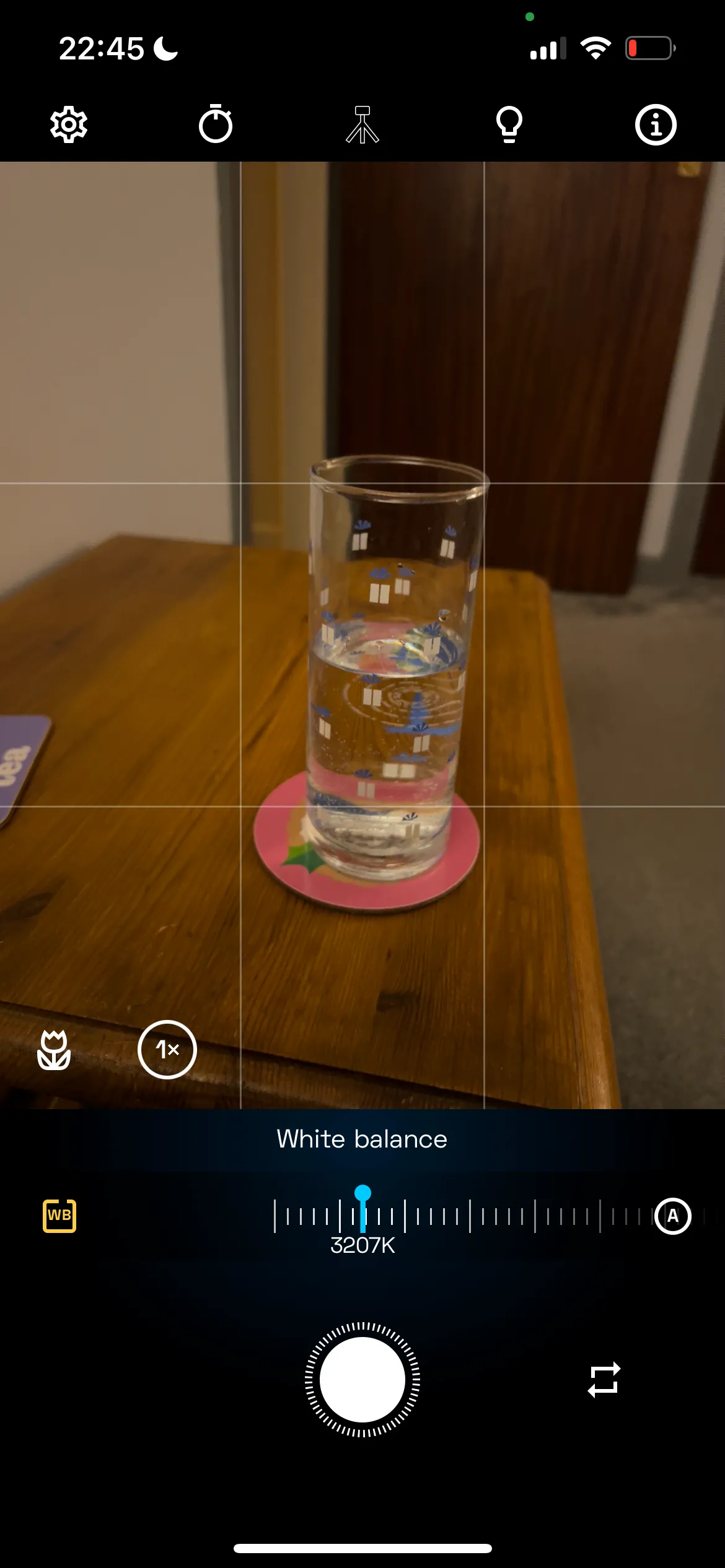 Giao diện NeuralCam hiển thị tùy chỉnh cân bằng trắng (White Balance) cho ảnh chụp trên iPhone