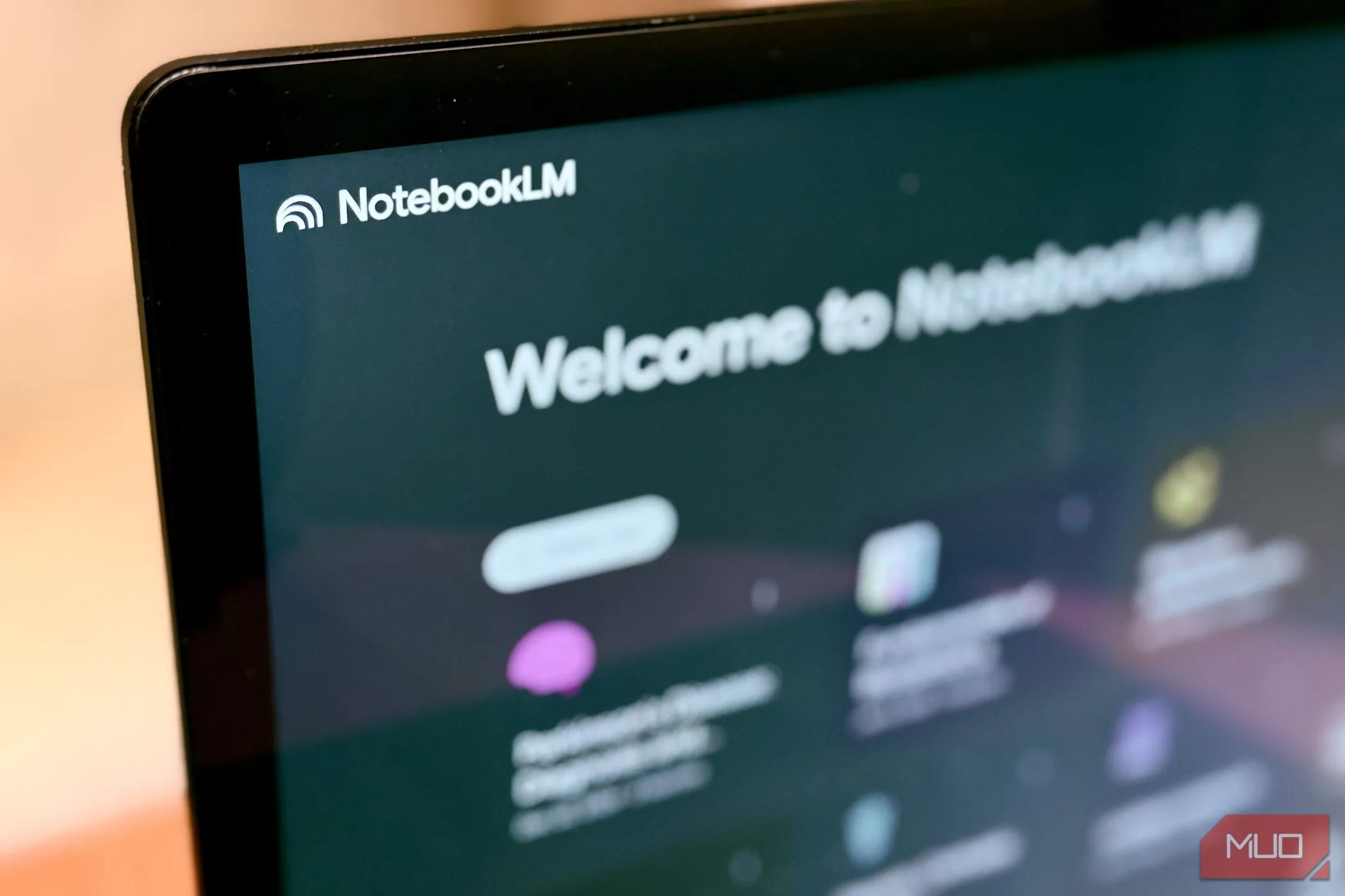 Giao diện NotebookLM trên màn hình laptop, minh họa công cụ AI hỗ trợ học tập cho sinh viên