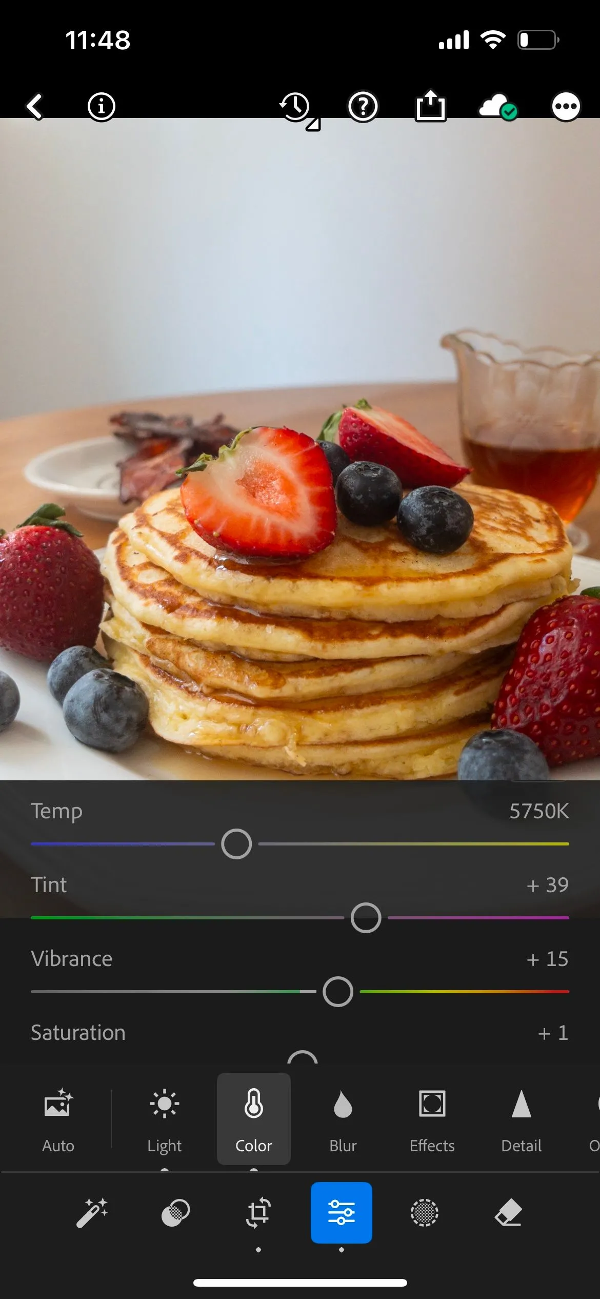 Giao diện phần mềm chỉnh sửa ảnh Lightroom Mobile, tập trung vào các tùy chọn điều chỉnh màu sắc