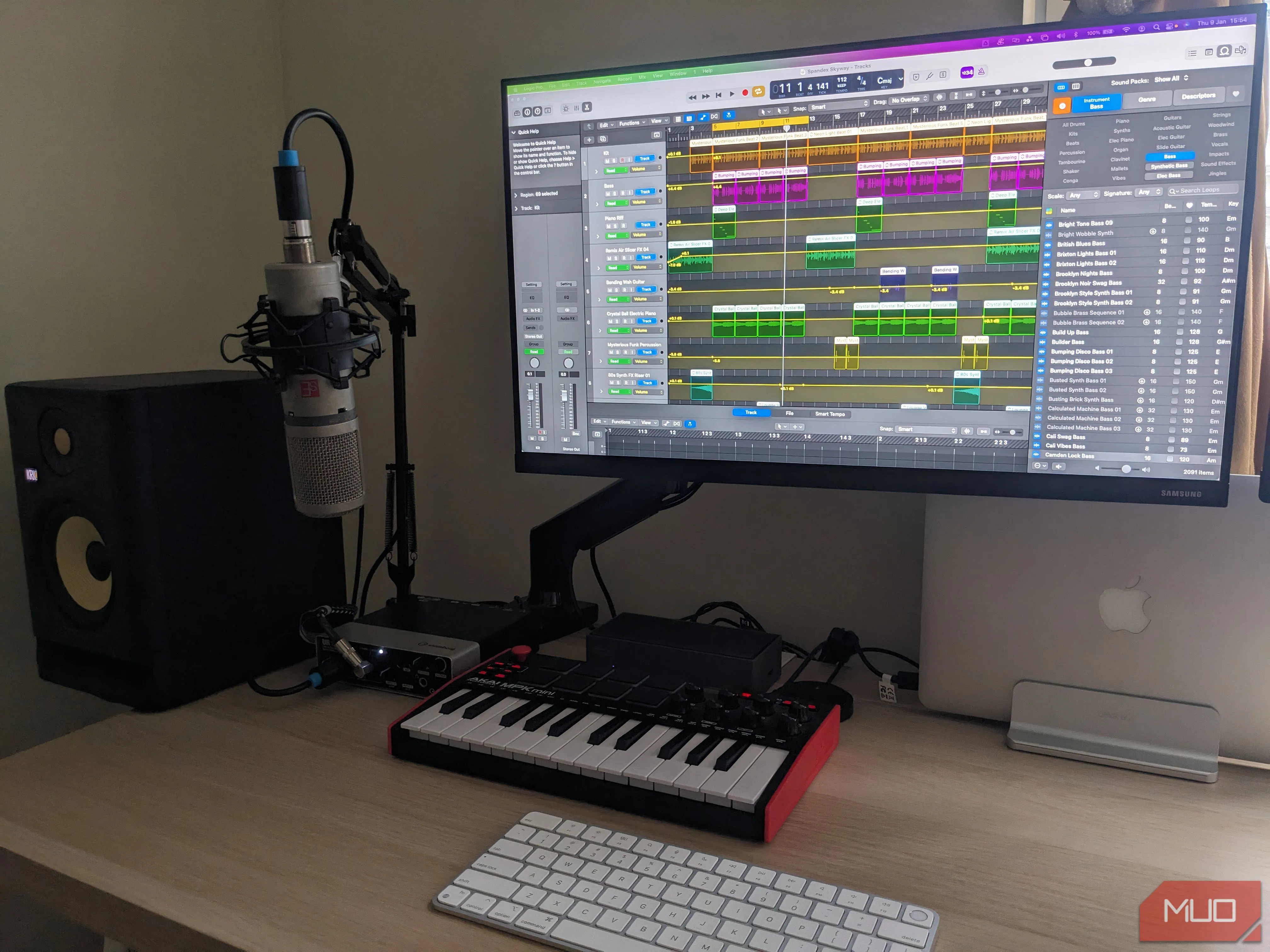 Giao diện phần mềm Logic Pro trên máy trạm âm thanh kỹ thuật số (DAW), tượng trưng cho quá trình sáng tạo âm nhạc thủ công của con người.