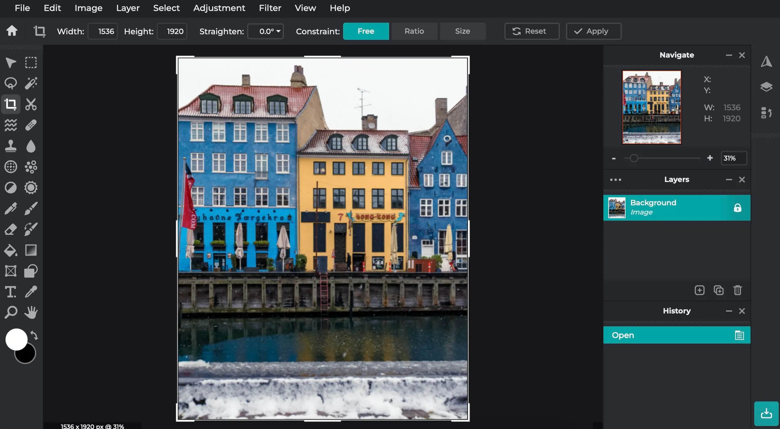 Giao diện Pixlr E đang chỉnh sửa một bức ảnh, hiển thị thanh công cụ và các lớp
