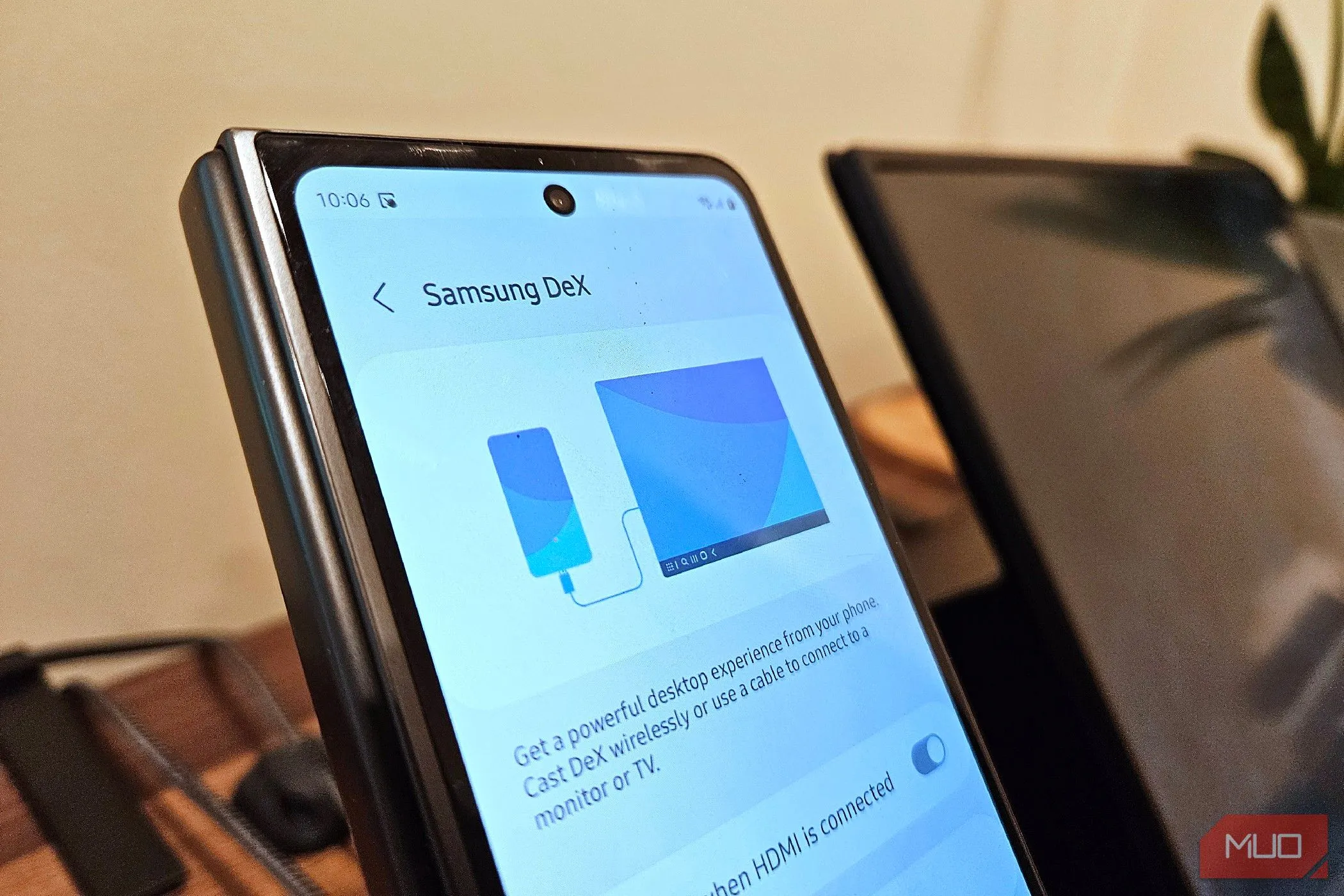 Giao diện Samsung DeX trên điện thoại Galaxy Z Fold 5 kết nối với màn hình di động