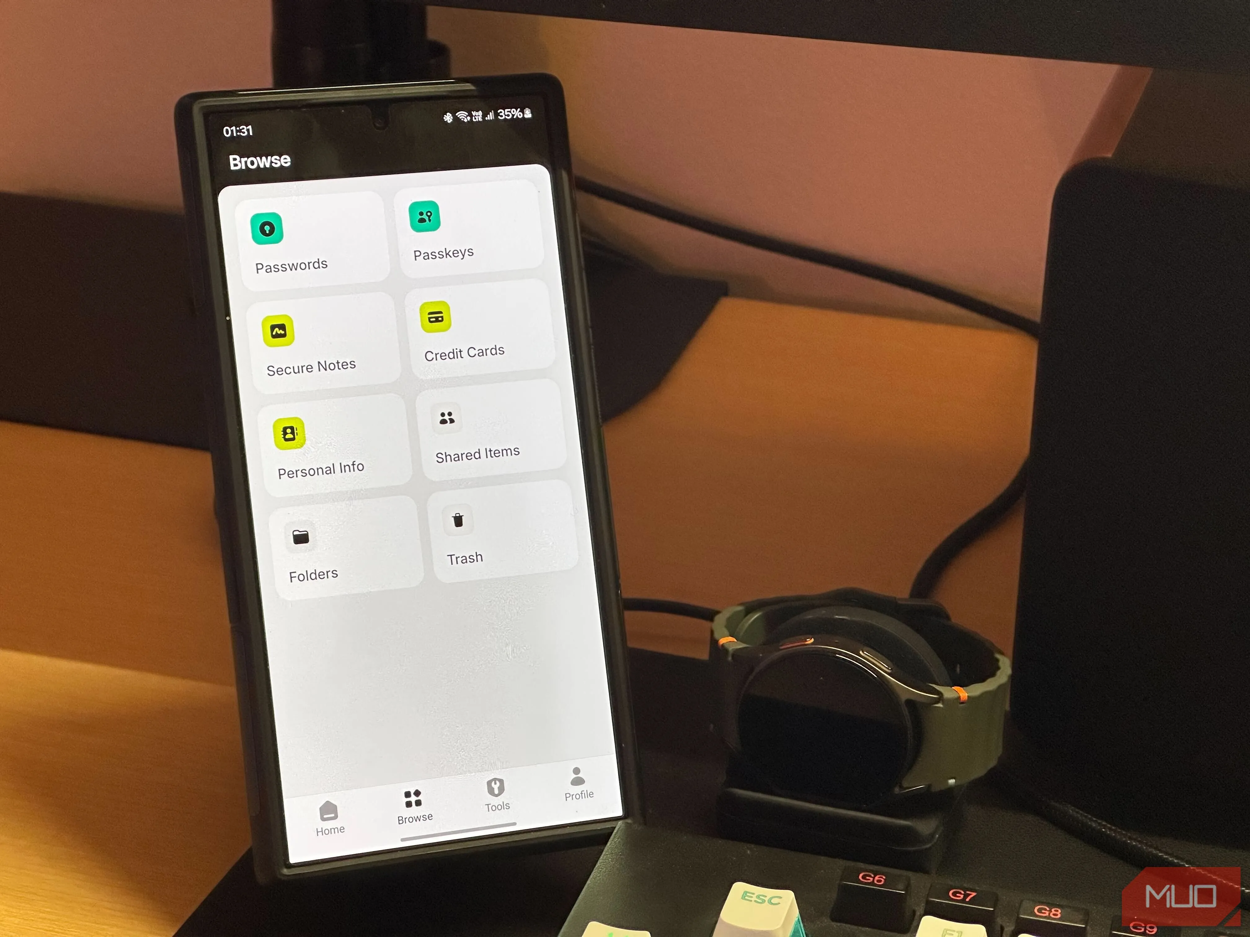 Giao diện sử dụng ứng dụng NordPass để quản lý mật khẩu trên điện thoại Samsung Galaxy S24 Ultra