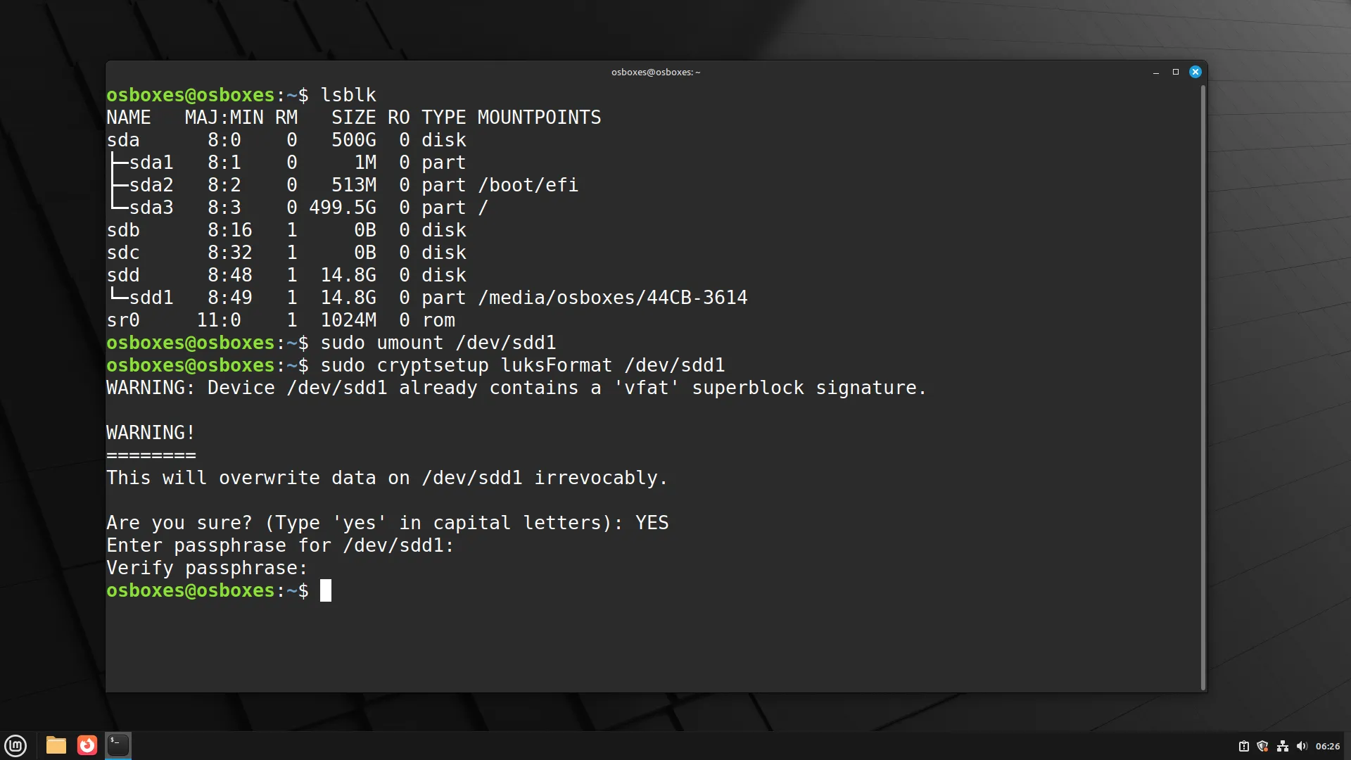 Giao diện Terminal trên Linux hiển thị các lệnh LUKS để mã hóa ổ đĩa ngoài, tăng cường bảo mật cho dữ liệu.