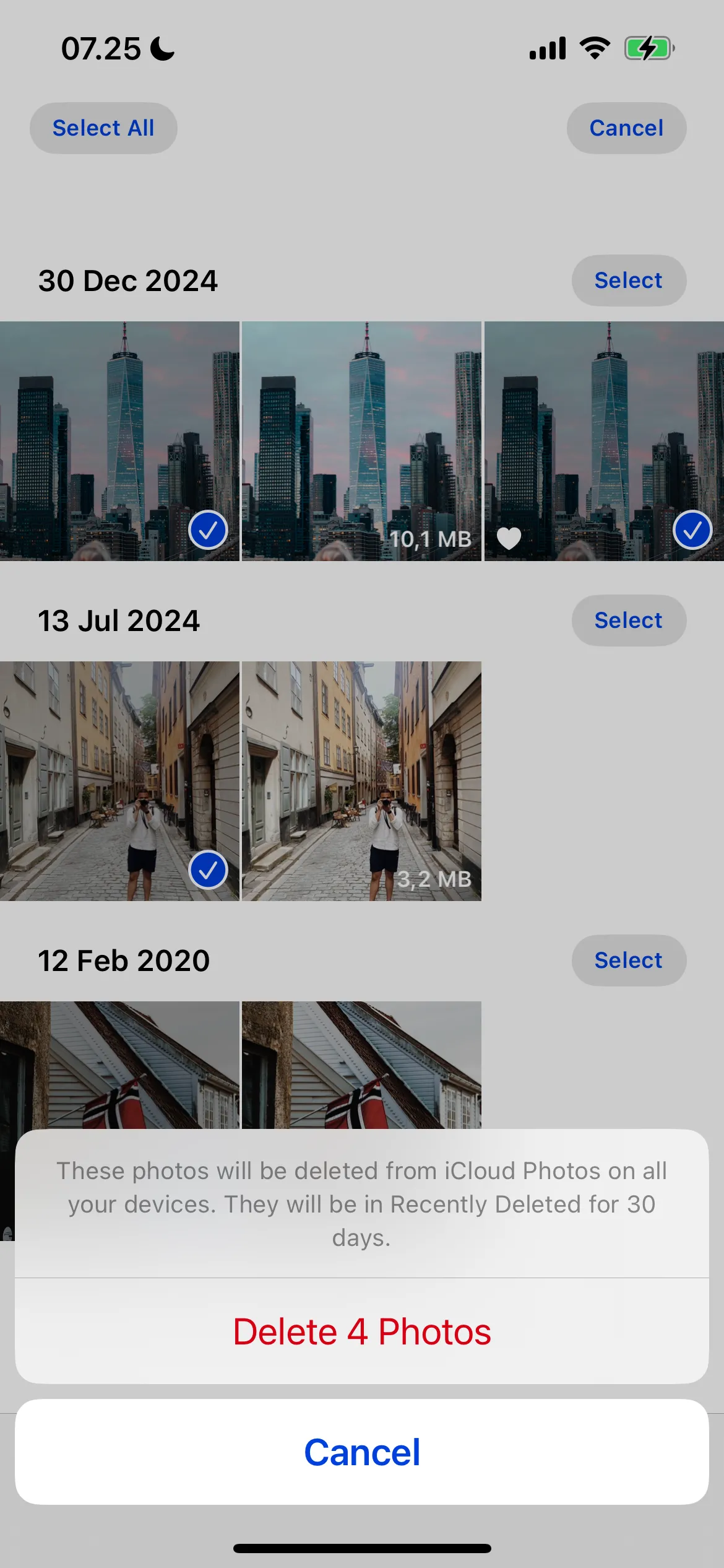 Giao diện thư mục Ảnh trùng lặp (Duplicates) trong ứng dụng Ảnh trên iPhone, cho phép xóa các bản sao để giải phóng dung lượng.