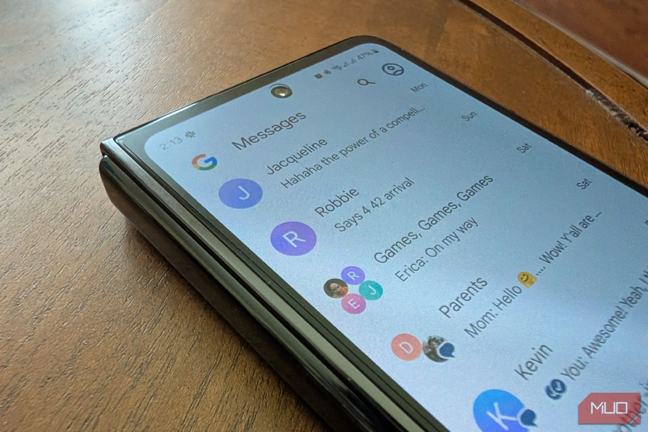 Giao diện tin nhắn Google Messages trên Samsung Galaxy Z Fold 5, minh họa khả năng nhắn tin an toàn, mã hóa đầu cuối.