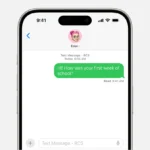 Giao diện tin nhắn RCS trên iPhone 15 chạy iOS 18 hiển thị bong bóng chat màu xanh lá