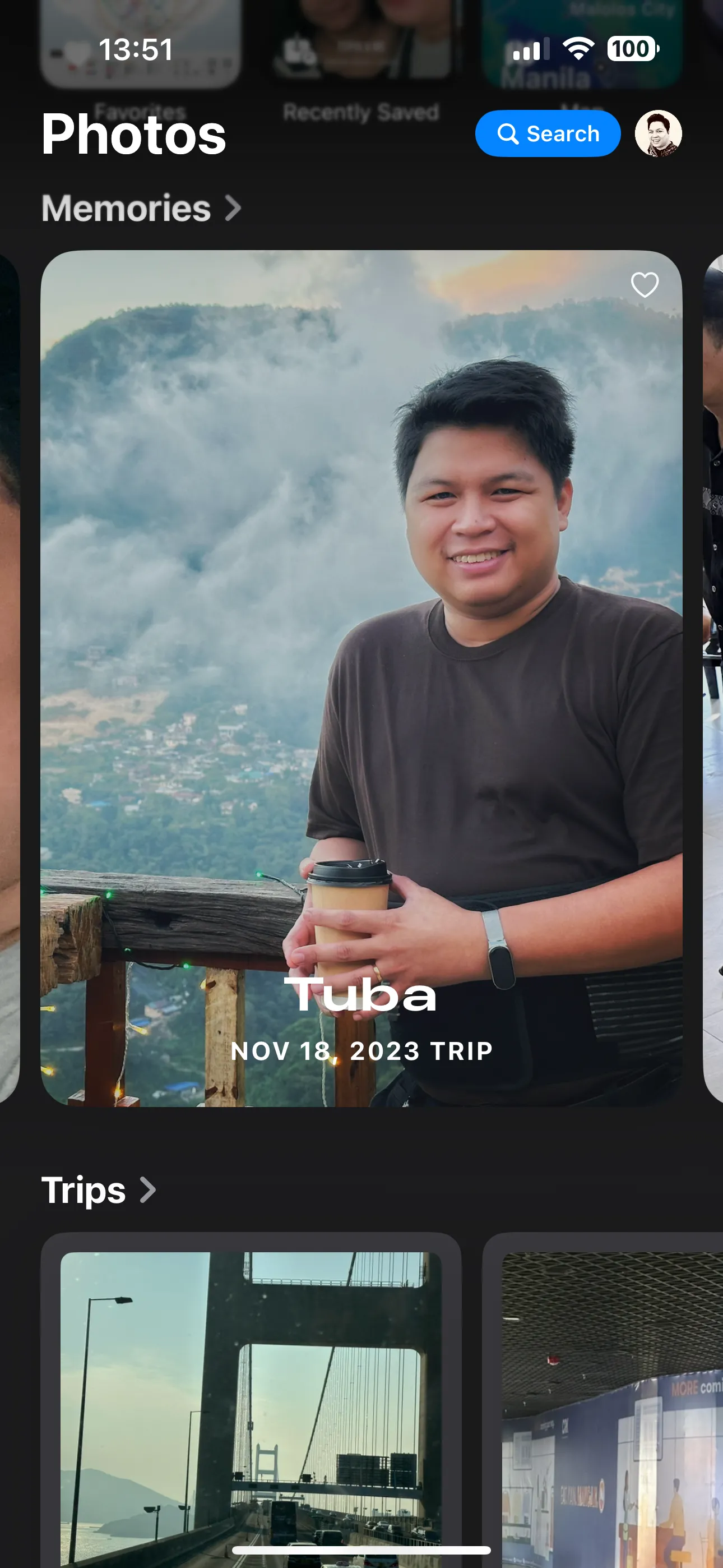 Giao diện tính năng Kỷ niệm tự động của Apple Photos, hiển thị các bộ sưu tập ảnh theo chủ đề hoặc thời gian