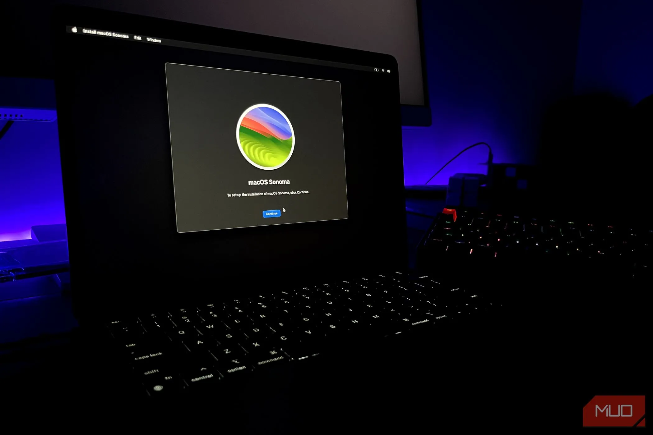 Giao diện trình cài đặt macOS Sonoma trên MacBook Air, minh họa quy trình cập nhật hệ điều hành đơn giản và ổn định của Apple.