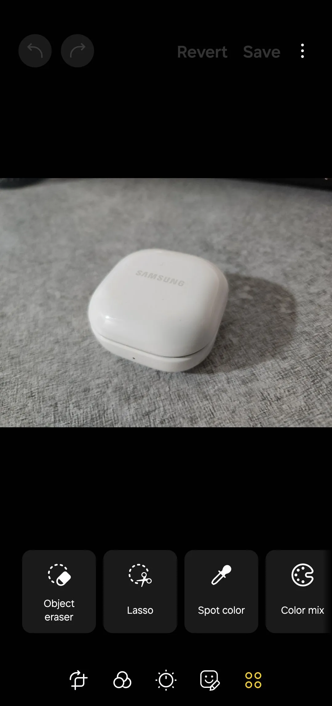 Giao diện trình chỉnh sửa ảnh trong Samsung Gallery, hiển thị các tùy chọn nâng cao để loại bỏ bóng và phản chiếu khỏi hình ảnh.