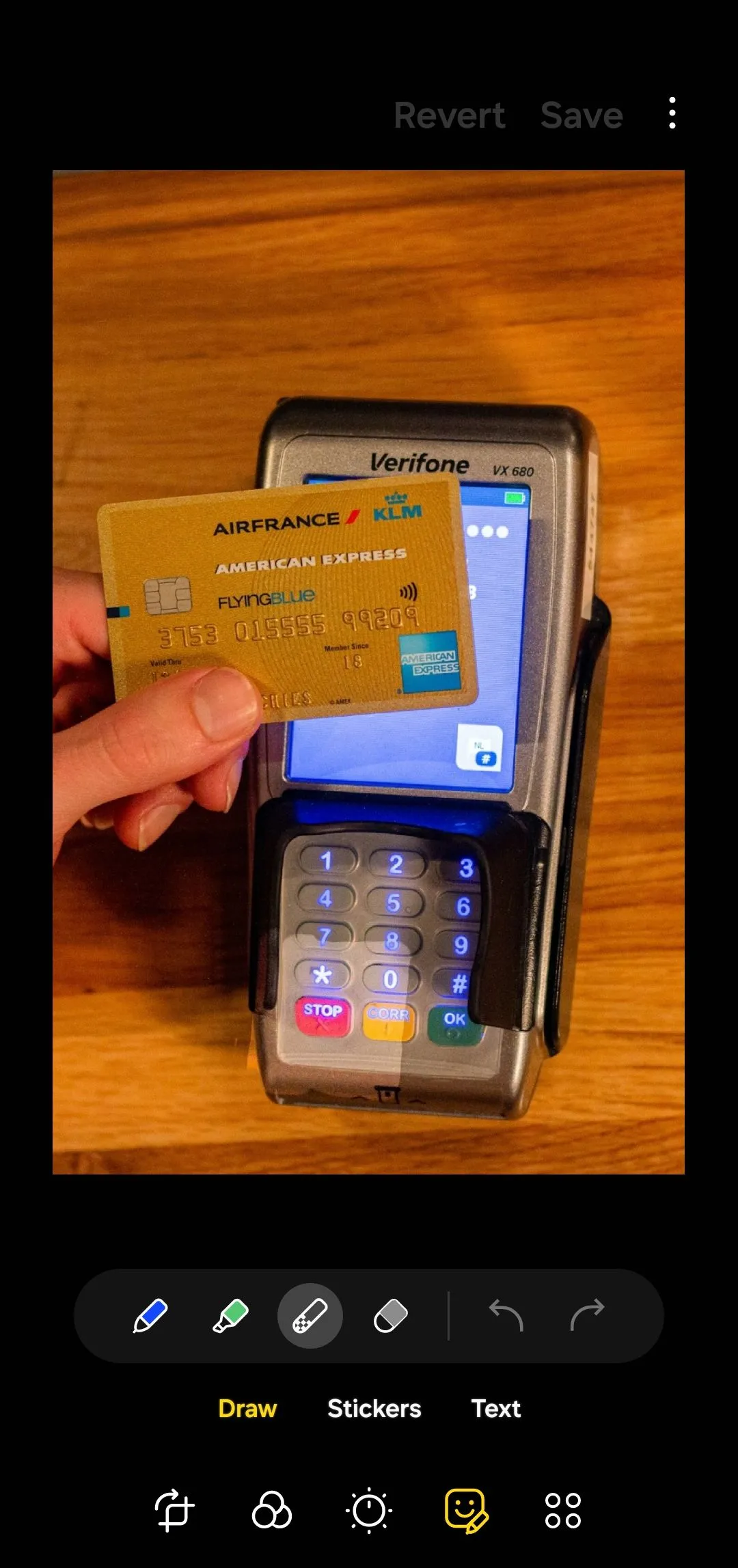 Giao diện trình chỉnh sửa ảnh trong ứng dụng Thư viện (Gallery) của Samsung, hiển thị ảnh thẻ tín dụng.