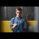 Giao diện ứng dụng Ảnh trên iPhone iOS 18 với tùy chọn công cụ Clean Up đã được chọn để chỉnh sửa.