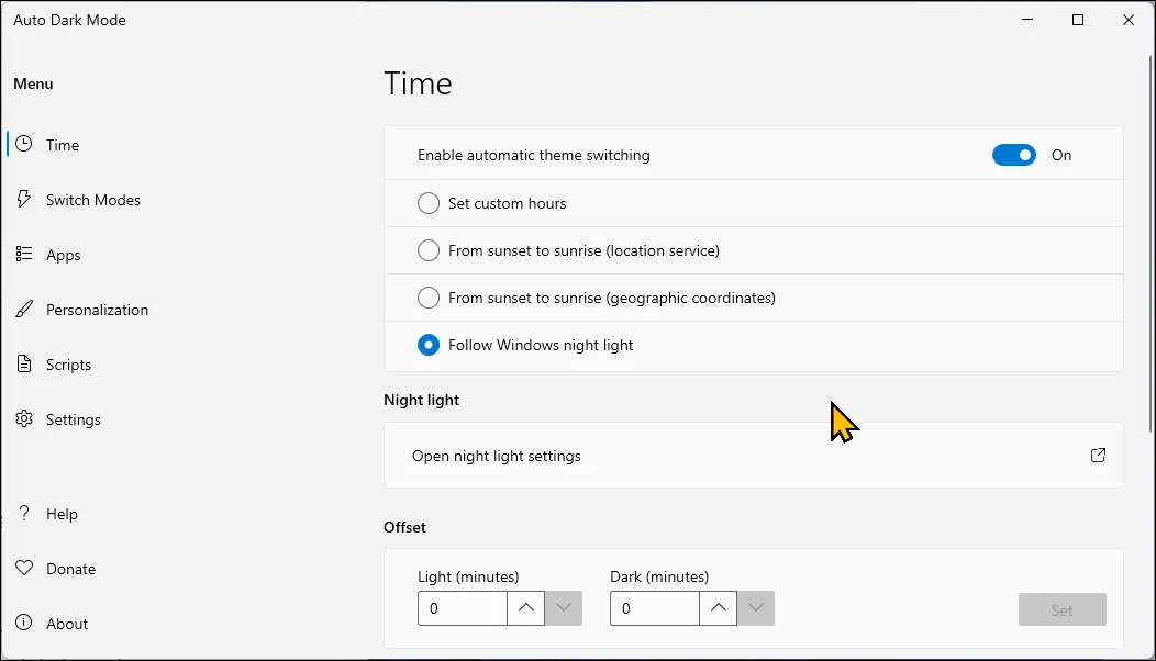 Giao diện ứng dụng AutoDark Mode trên Windows 11 hiển thị các tùy chọn cài đặt thời gian tự động chuyển đổi chế độ sáng tối