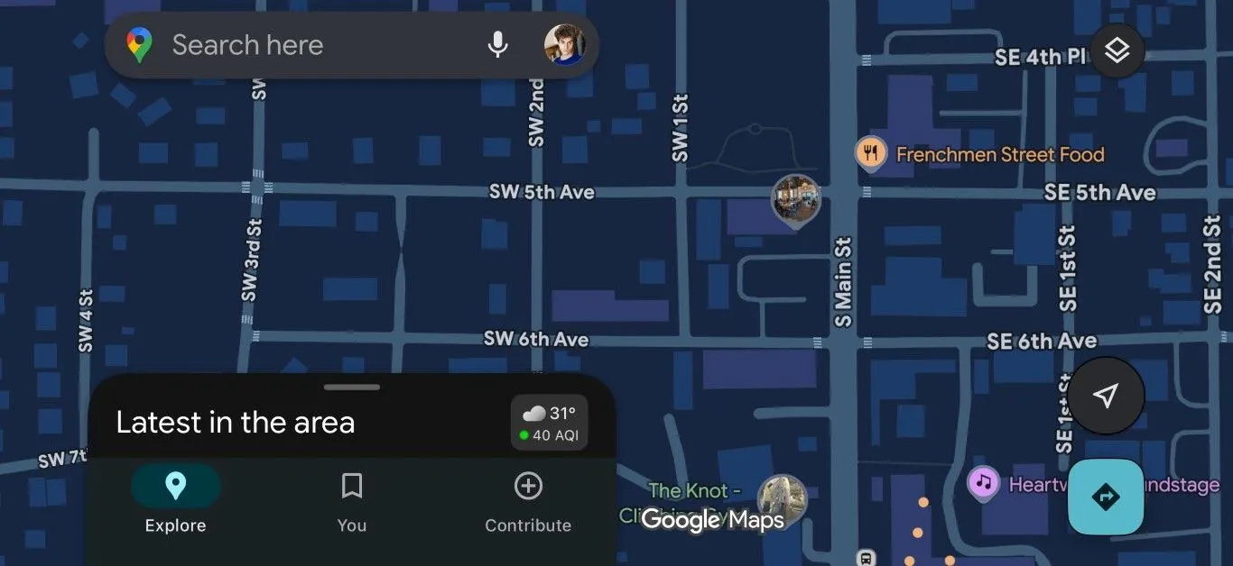 Giao diện ứng dụng Google Maps ở chế độ tối, hiển thị bản đồ với nền đen và các tuyến đường nổi bật.