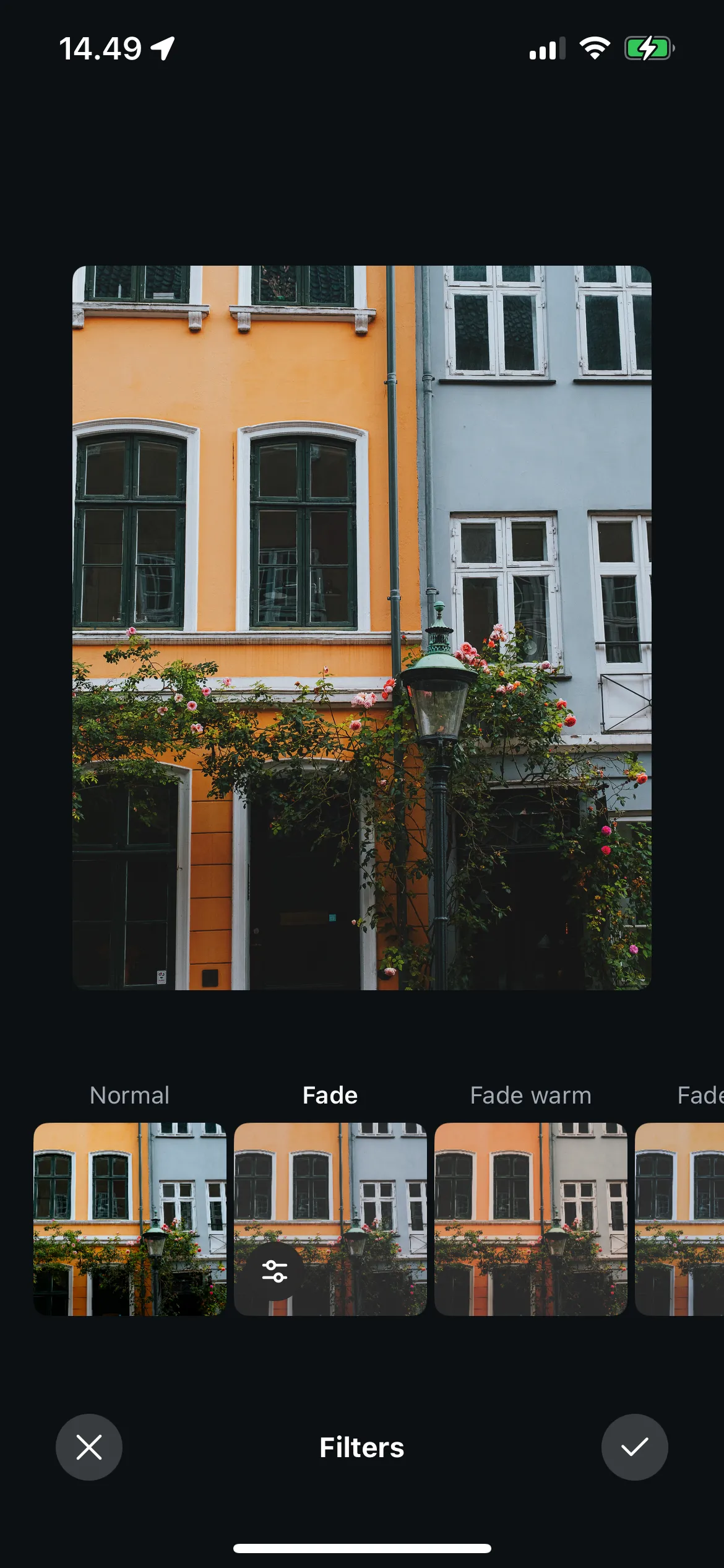 Giao diện ứng dụng Instagram khi áp dụng filter Fade, giảm độ tương phản để làm dịu tông màu ảnh.