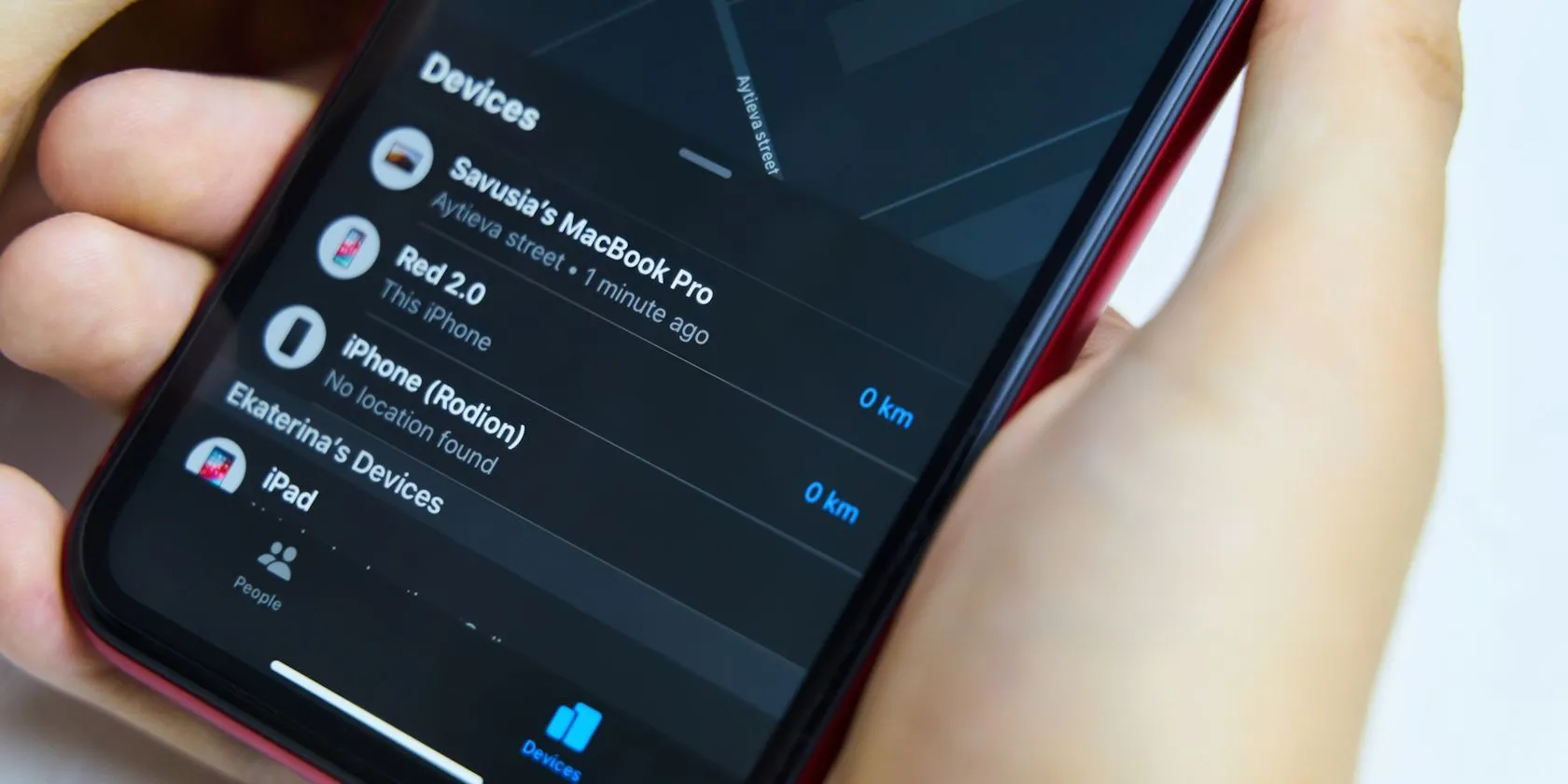 Giao diện ứng dụng Tìm (Find My) trên iPhone hiển thị thiết bị ngoại tuyến