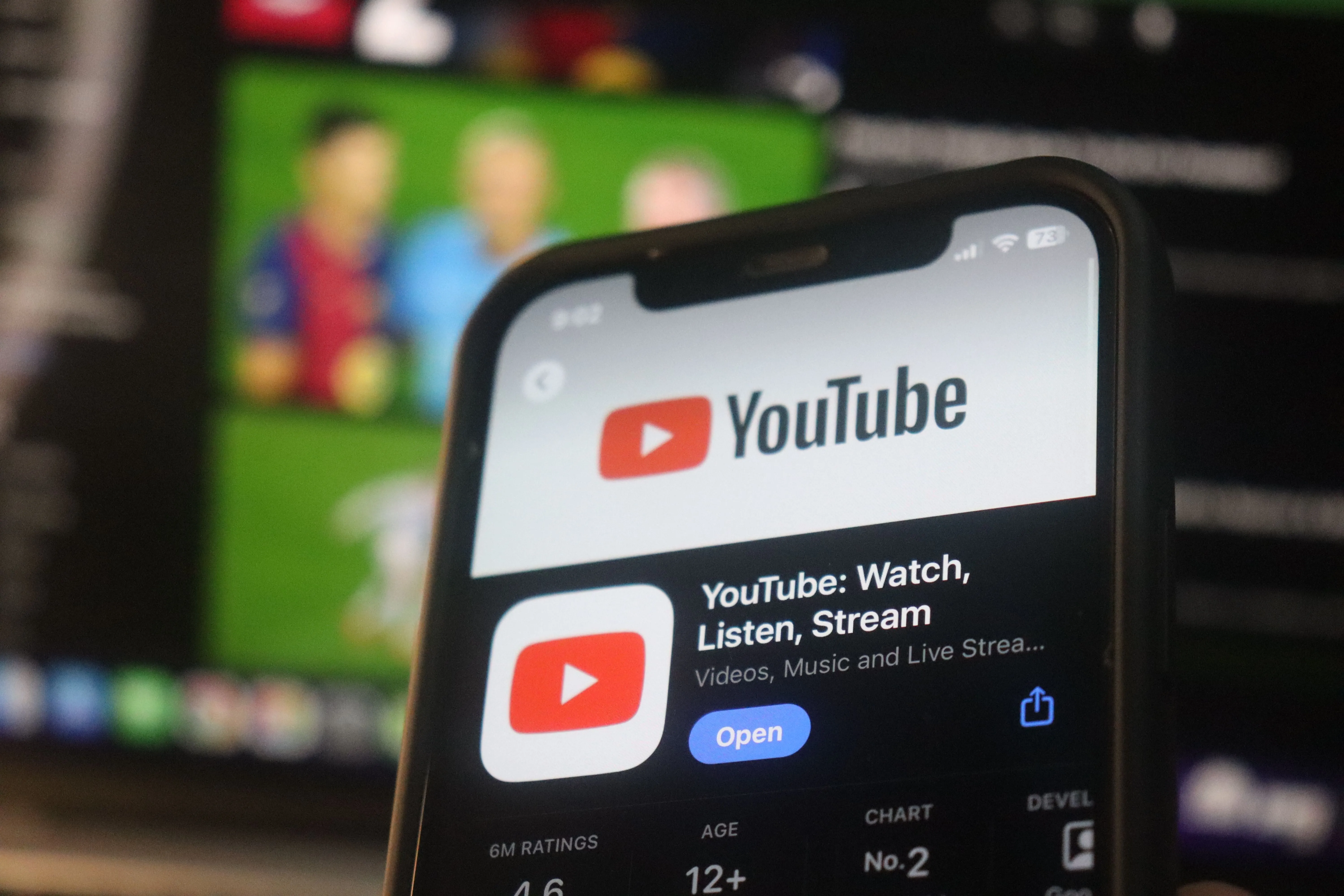 Giao diện ứng dụng YouTube trên điện thoại Android với biểu tượng đặc trưng
