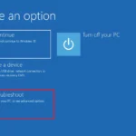 Giao diện Windows Recovery Environment (WinRE) với tùy chọn "Troubleshoot" được đánh dấu để bắt đầu quá trình khắc phục lỗi đăng nhập.