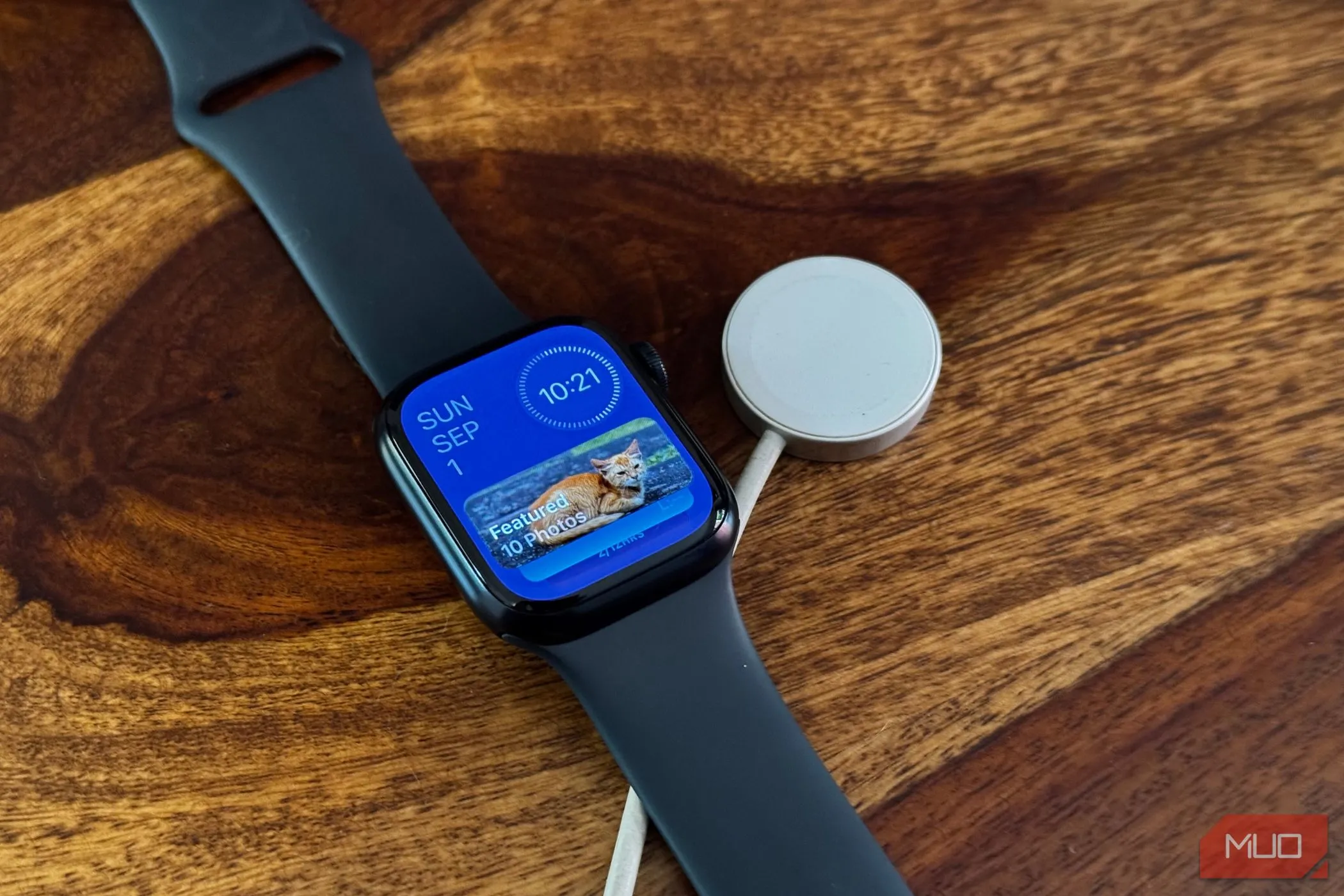 Giao diện xem Widget của Apple Watch với đế sạc