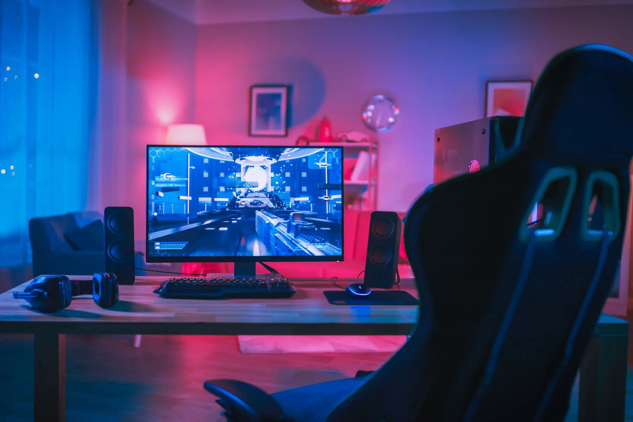 Góc chơi game PC gọn gàng với màn hình lớn, thể hiện môi trường lý tưởng để trải nghiệm mạng không giật lag.