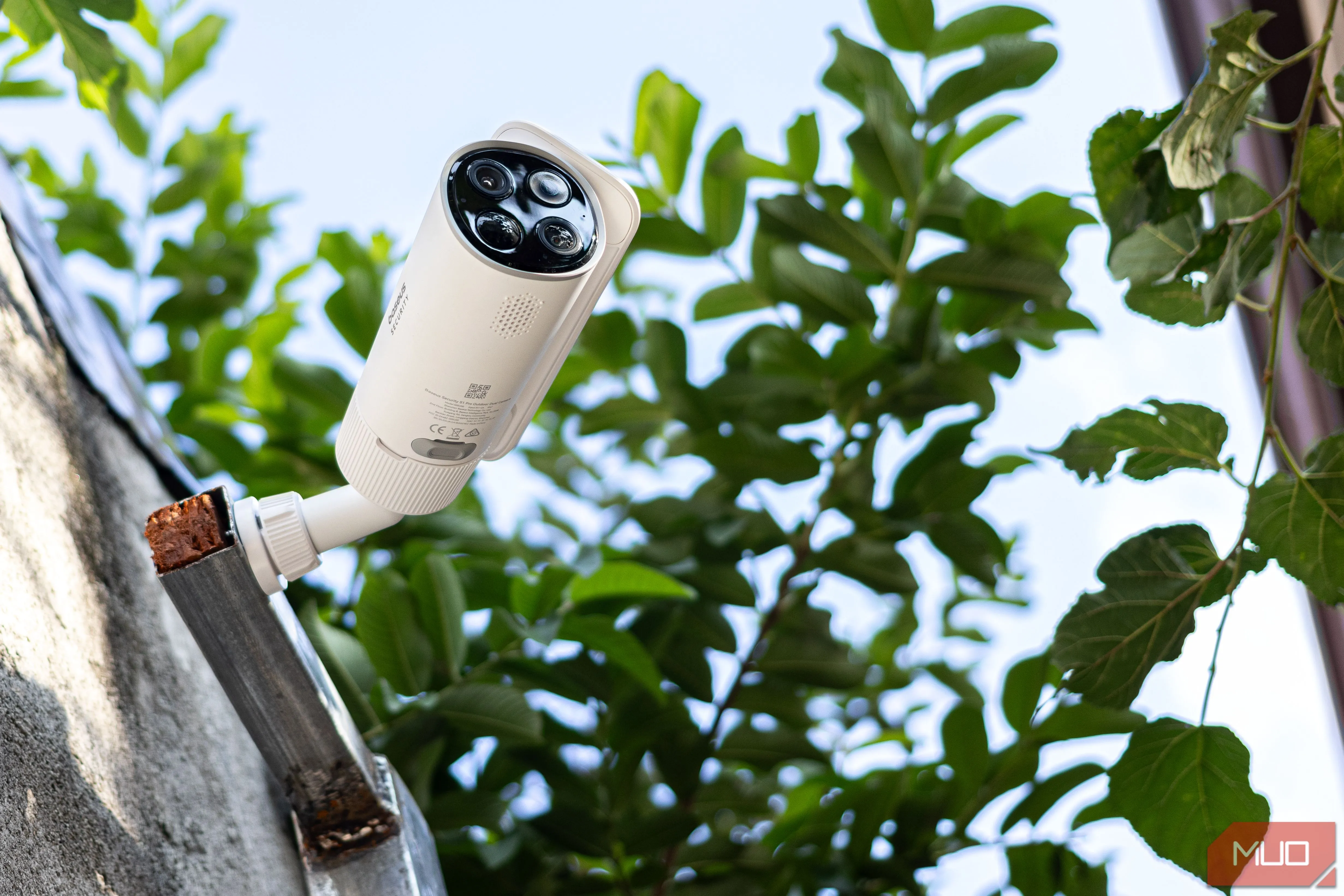 Góc nhìn cận cảnh camera Baseus S1 Pro gắn tường với tấm pin năng lượng mặt trời nhận ánh sáng