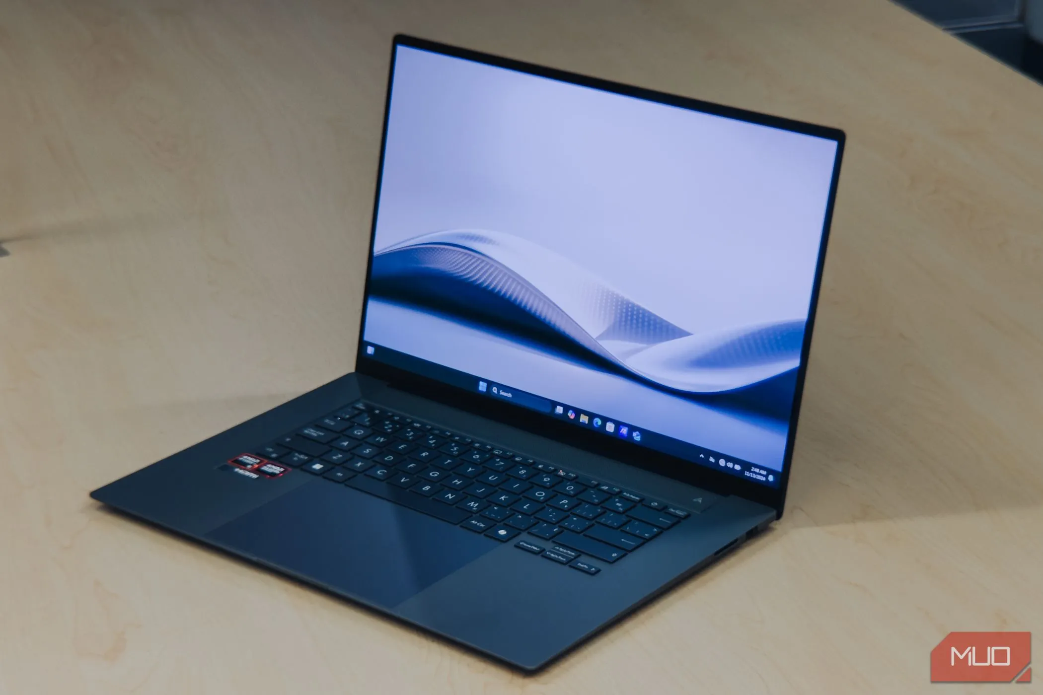 Góc nhìn cận cảnh màn hình ASUS Zenbook S 16 OLED hiển thị nội dung