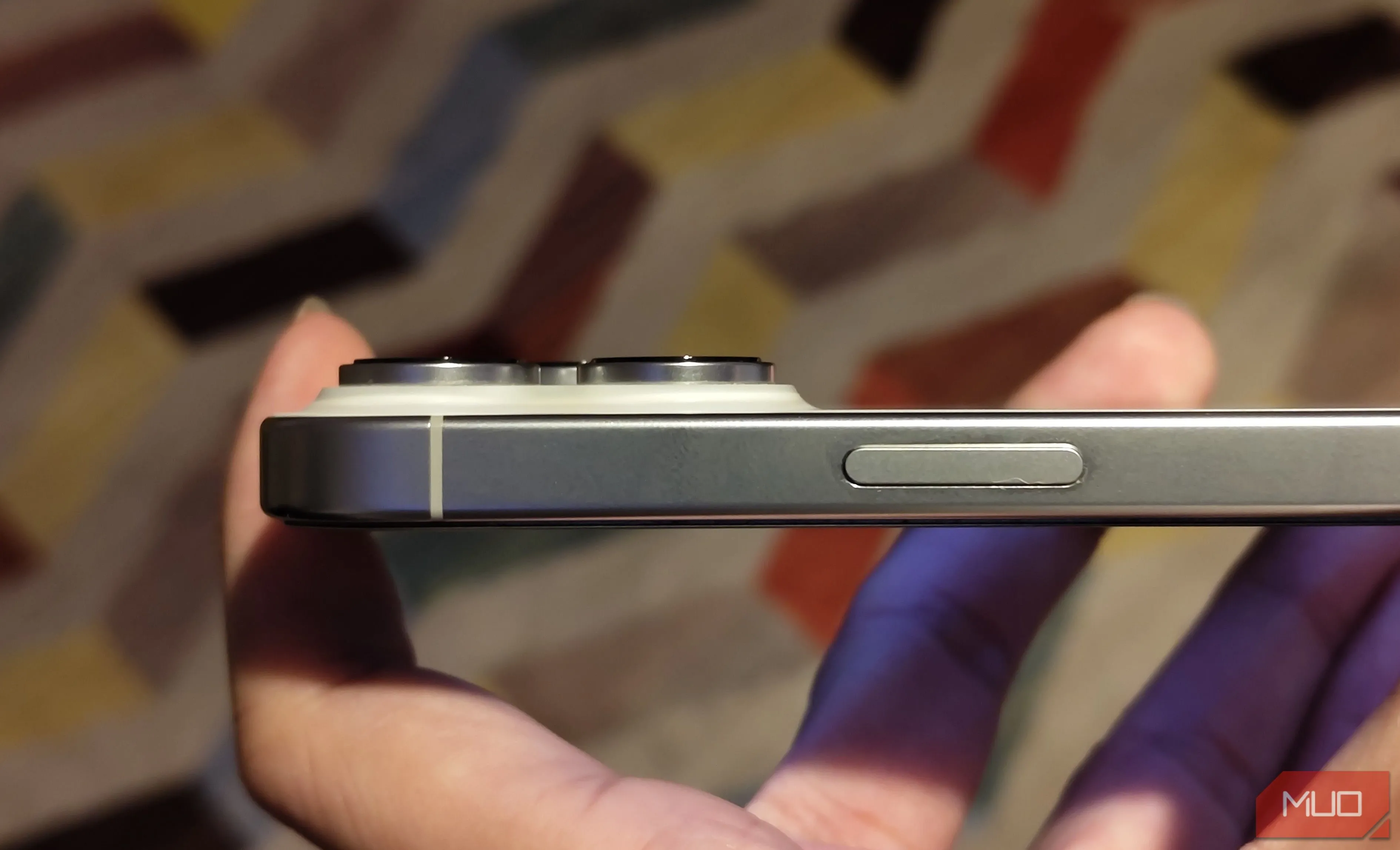 Góc nhìn cạnh cho thấy cụm camera lồi của iPhone, dễ dàng tiếp xúc và bám bẩn khi đặt điện thoại xuống