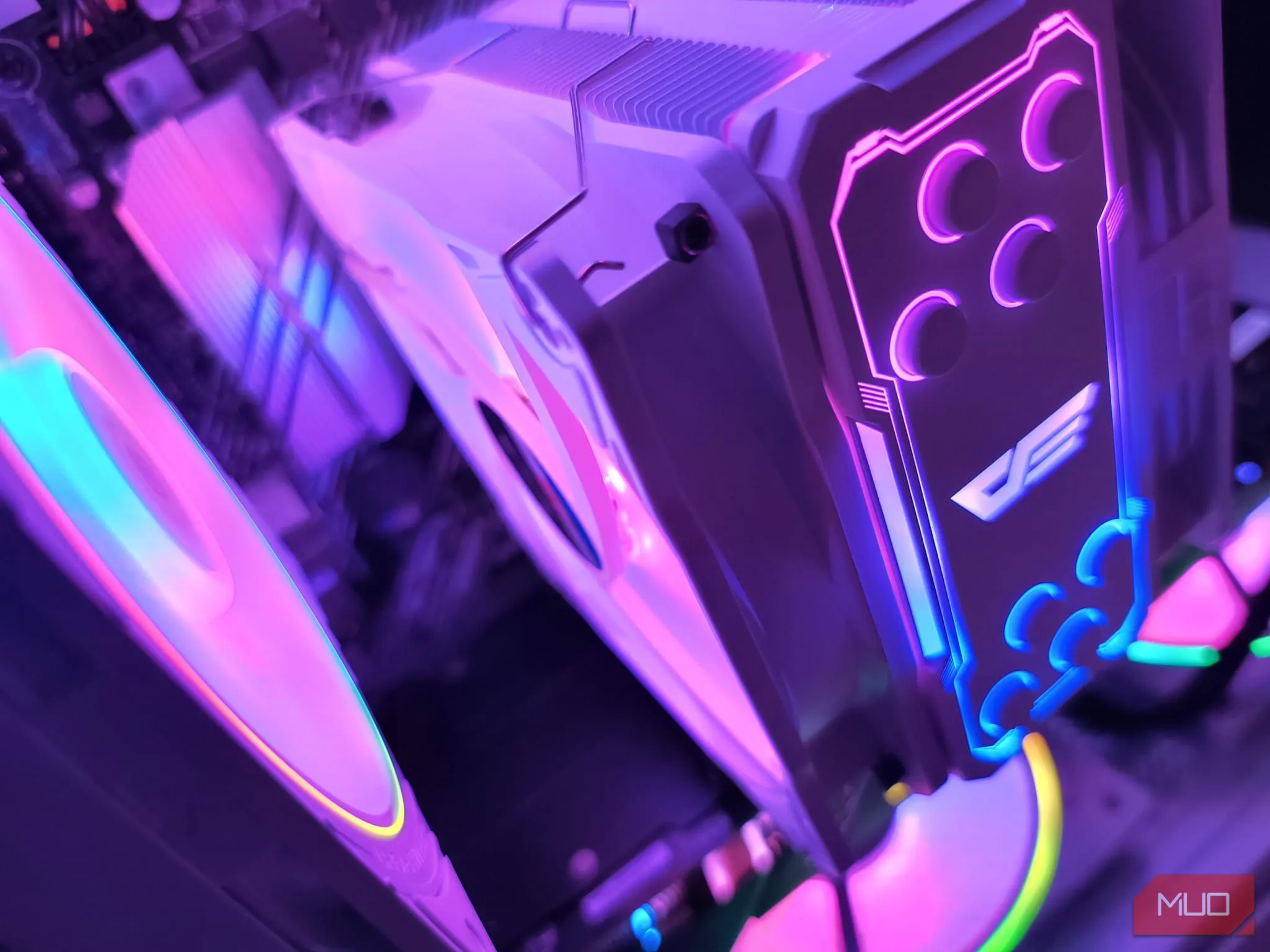 Góc nhìn khác về tản nhiệt DarkFlash Z4 Pro và không gian trống bên trong vỏ case Apevia Prism-WH, cho thấy khả năng tương thích linh kiện.