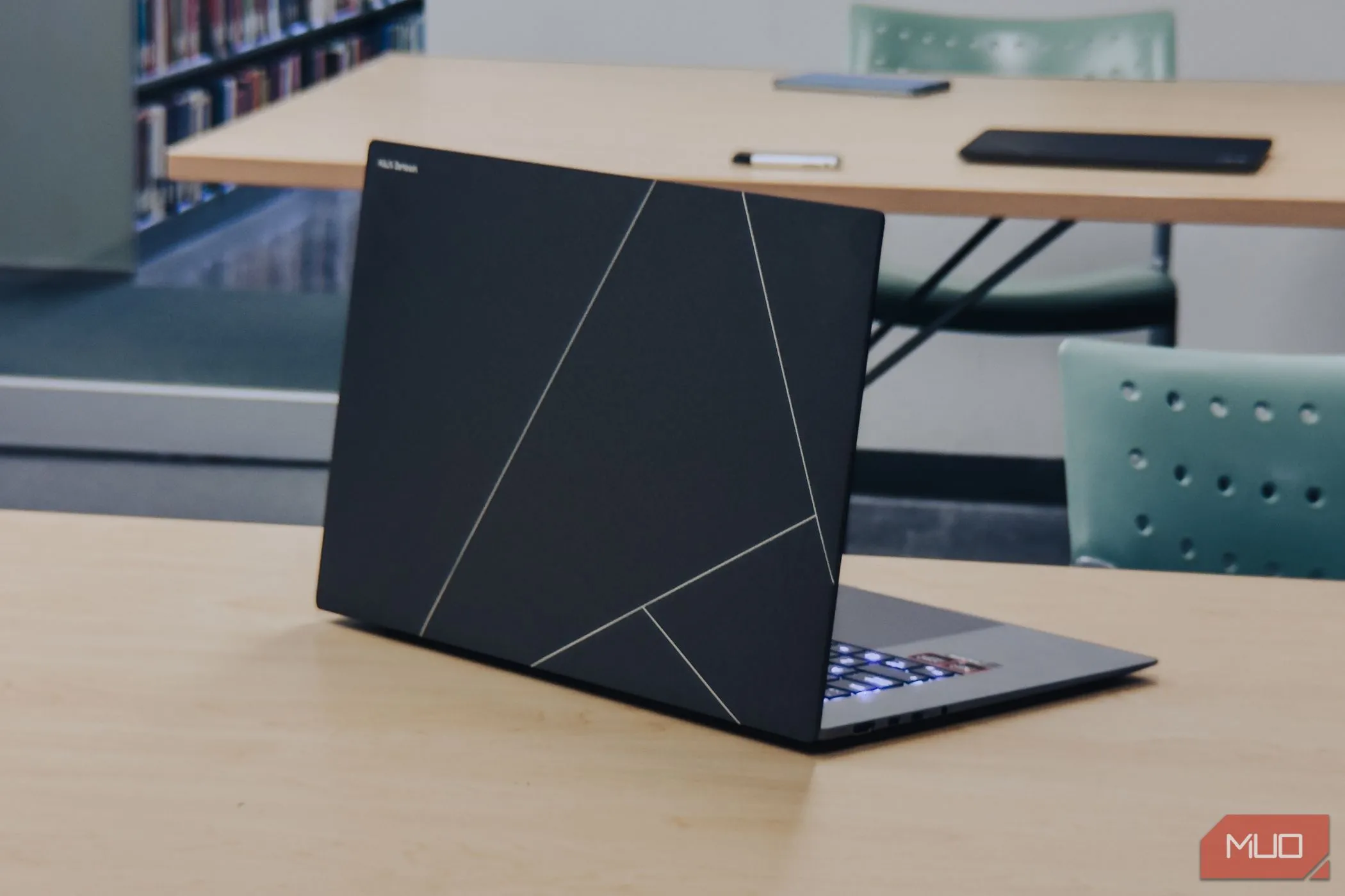 Góc nhìn phía sau của laptop ASUS Zenbook S 16 OLED