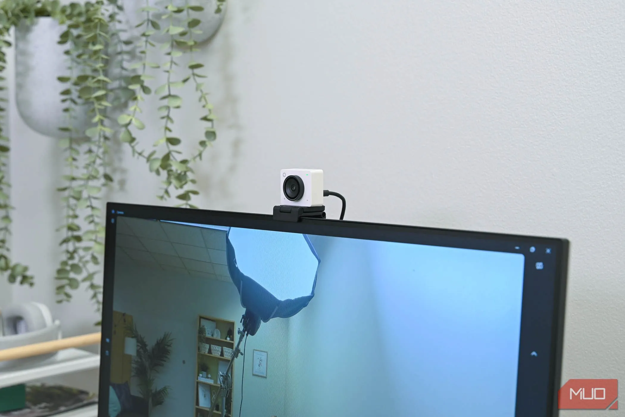 Góc nhìn rộng từ webcam OBSBOT Meet 2 khi được gắn trên màn hình