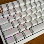 Góc nhìn từ trên xuống của bàn phím cơ Lemokey P1 HE, cho thấy chất lượng hoàn thiện cao cấp.