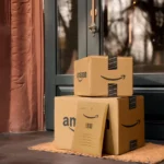 Gói hàng Amazon được giao để trước thềm nhà, dễ bị nhìn thấy từ đường.
