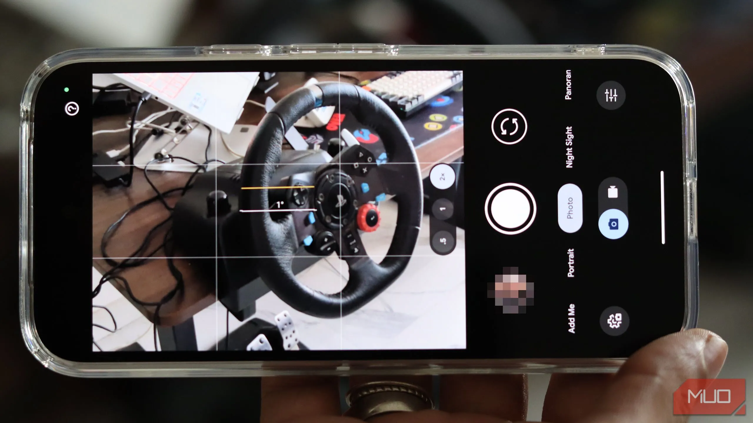 Google Camera đang mở trên điện thoại Pixel 9a, hiển thị giao diện chụp ảnh.