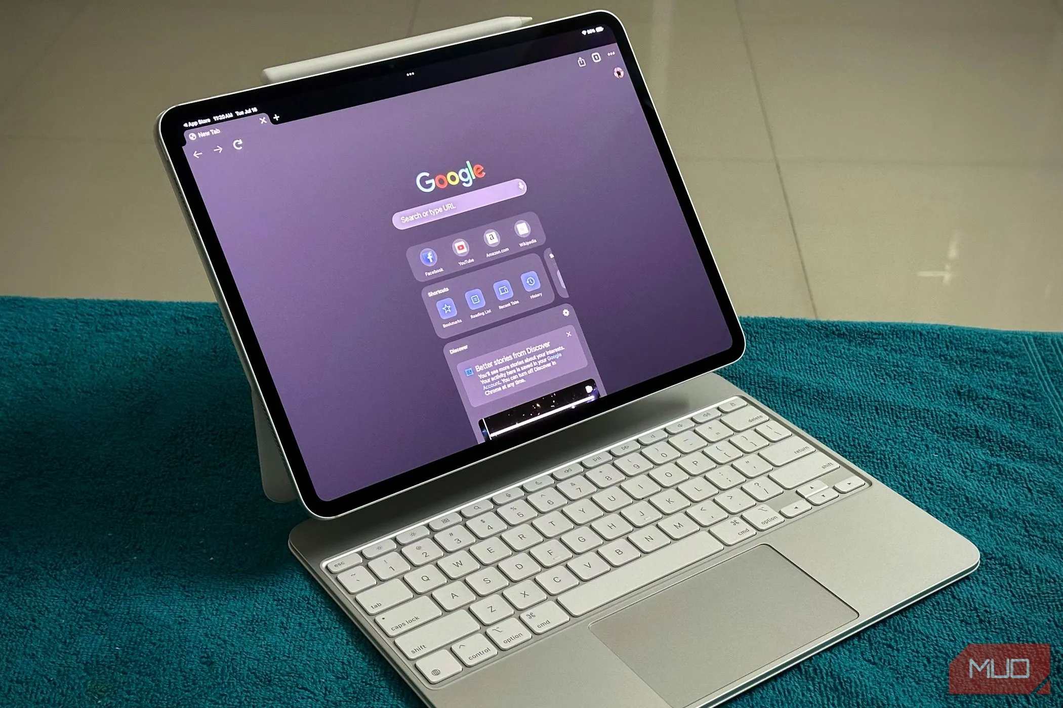 Google Chrome đang chạy trên iPad Pro gắn với Magic Keyboard