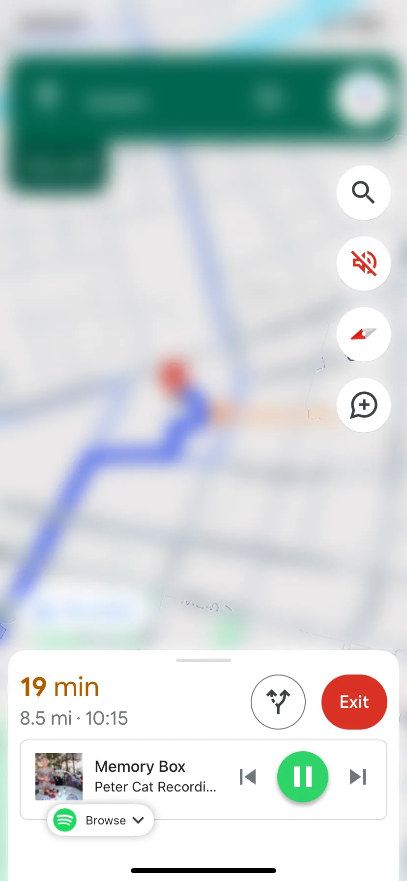 Google Maps trên iOS với các nút điều khiển phát nhạc Spotify hiển thị ở cuối cửa sổ điều hướng, giúp người dùng dễ dàng kiểm soát âm nhạc khi di chuyển.