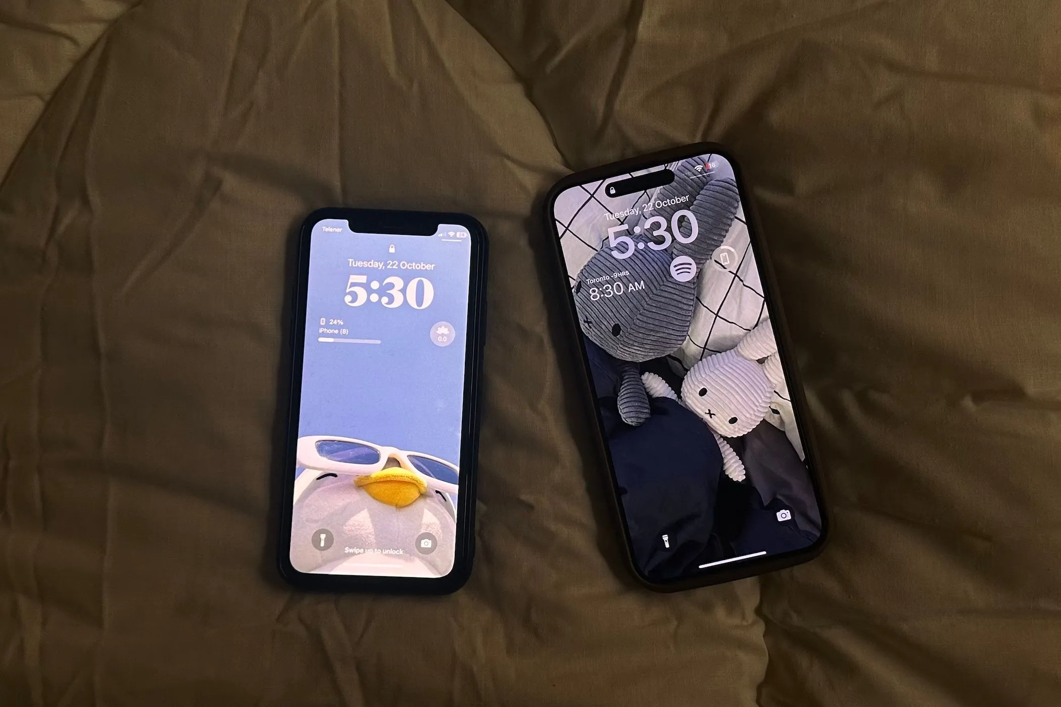 Hai chiếc điện thoại iPhone X và iPhone 15 Pro Max đặt cạnh nhau