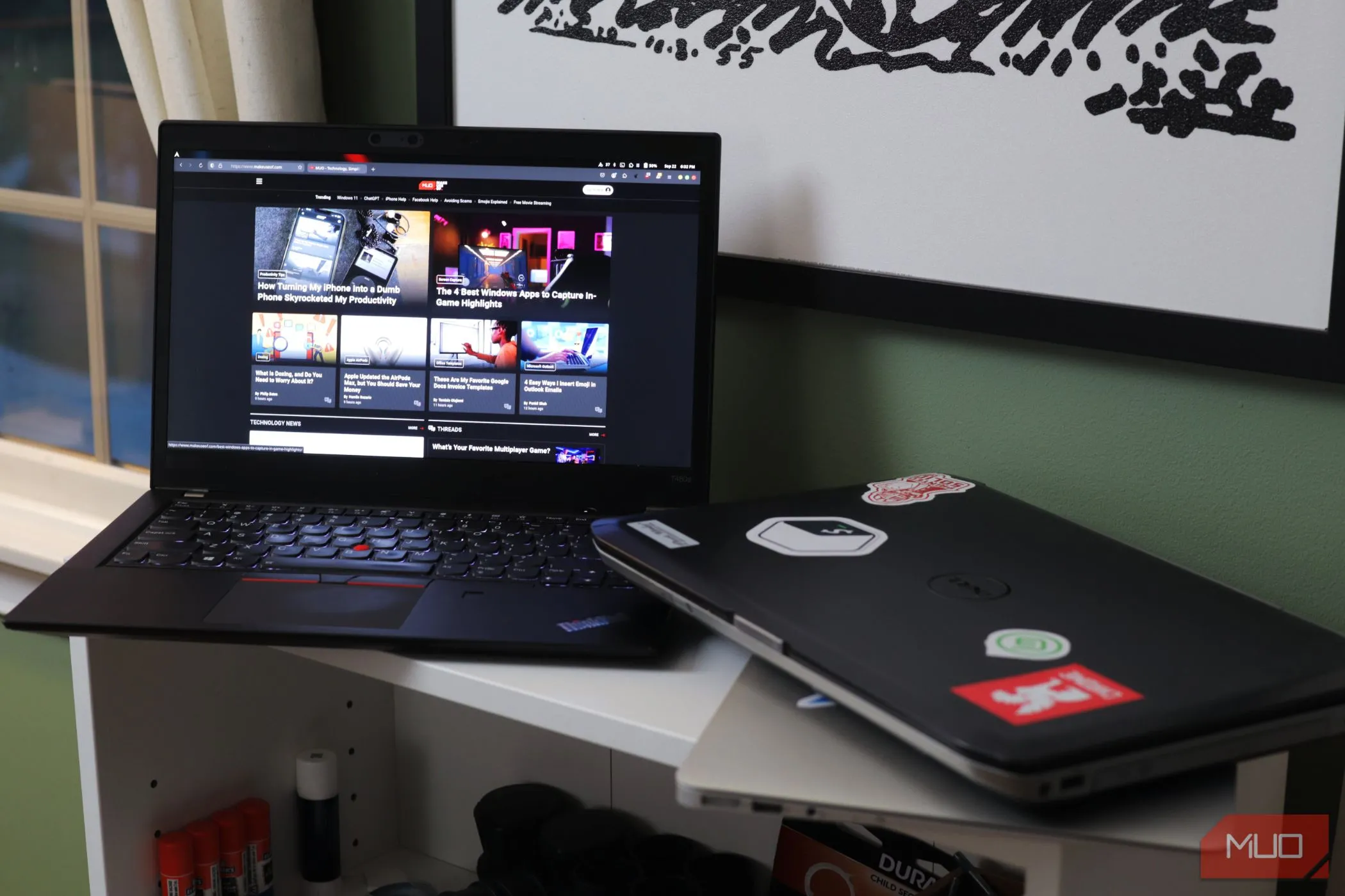 Hai chiếc laptop trên kệ trắng, thể hiện việc sử dụng thiết bị cá nhân để bảo vệ dữ liệu và mật khẩu trình duyệt.