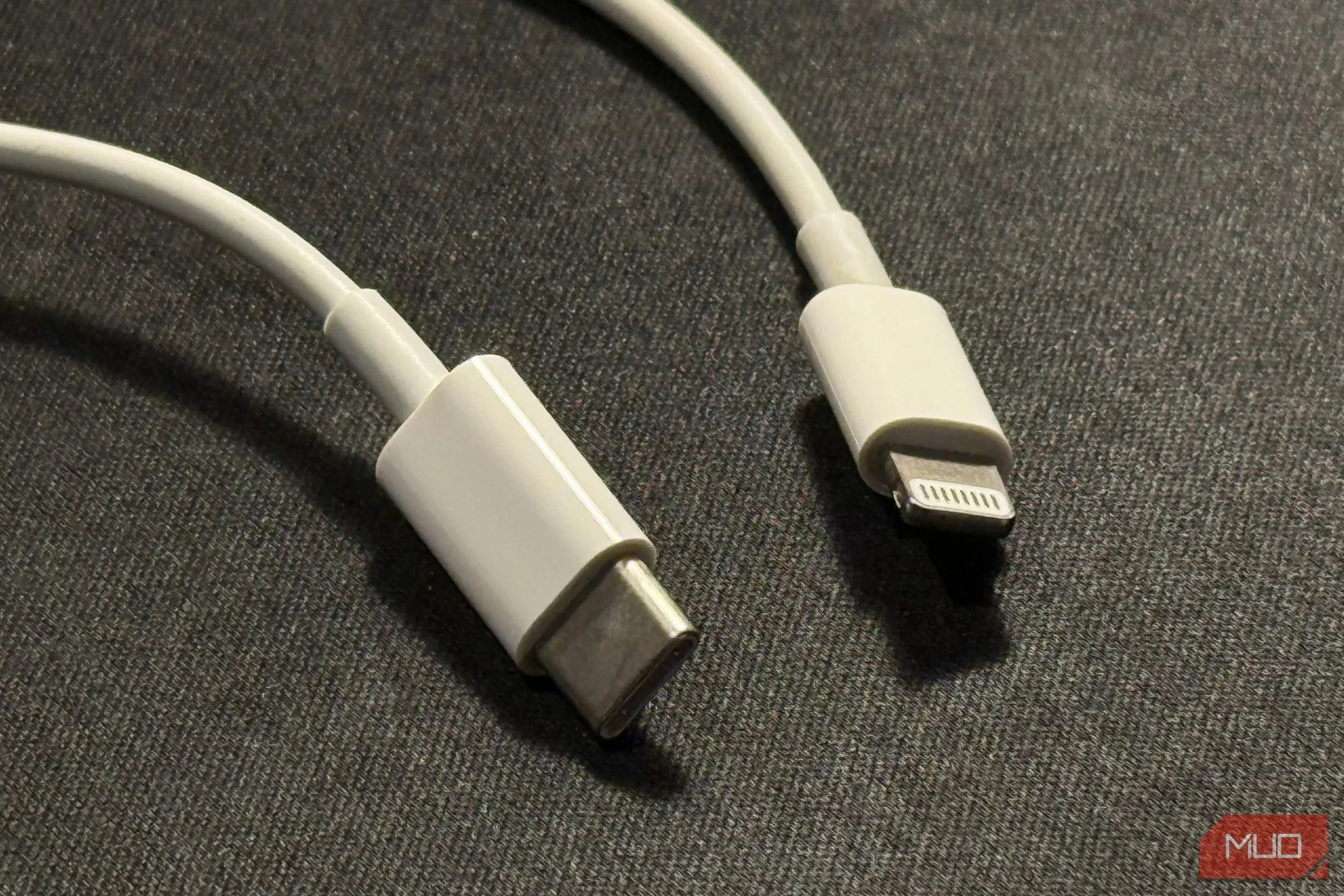 Hai đầu của cáp sạc Lightning sang USB-C màu trắng, loại cáp phổ biến cho iPhone từ đời 5 đến 14 series.