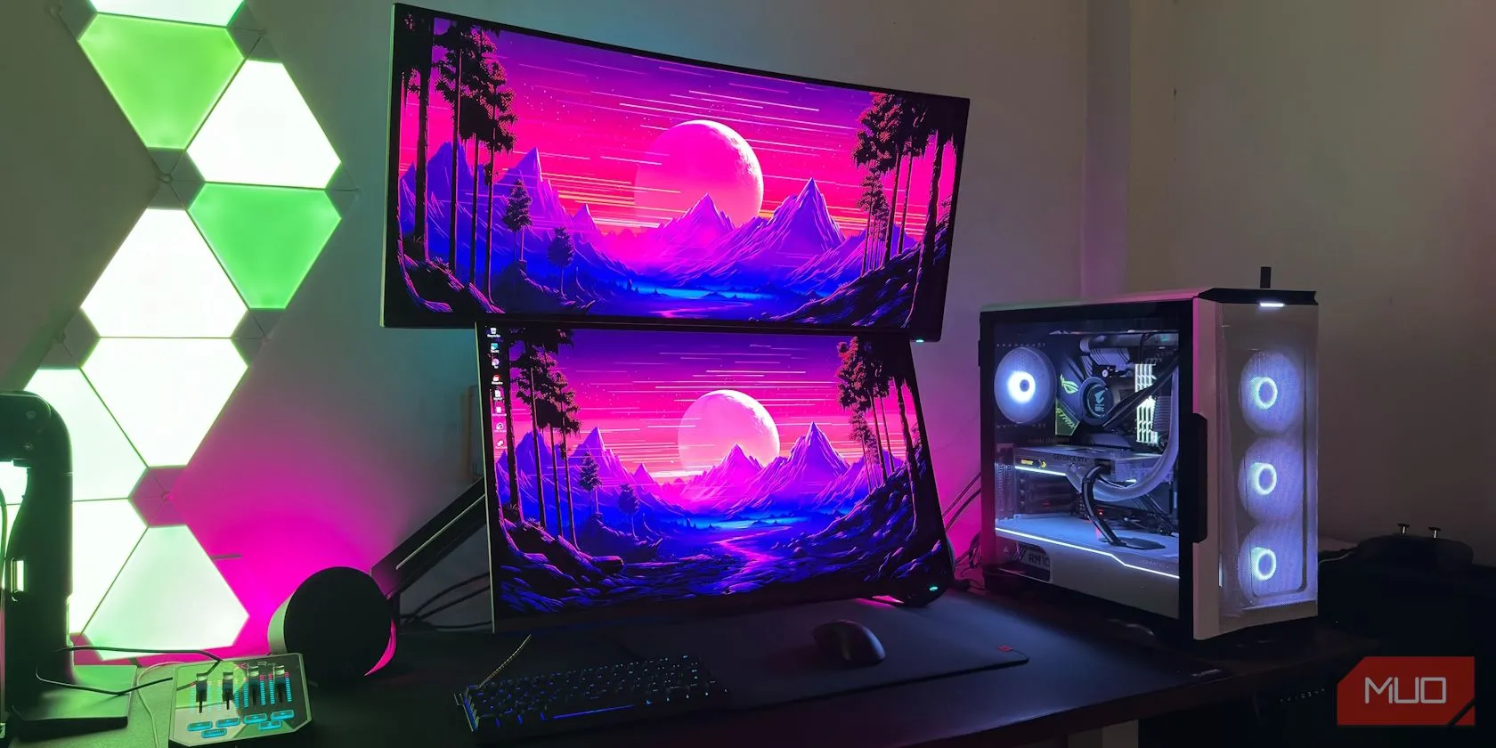 Hai màn hình OLED gắn trên giá đỡ VESA, thể hiện không gian làm việc chuyên nghiệp nhưng độ sáng có thể hạn chế trong môi trường đủ sáng